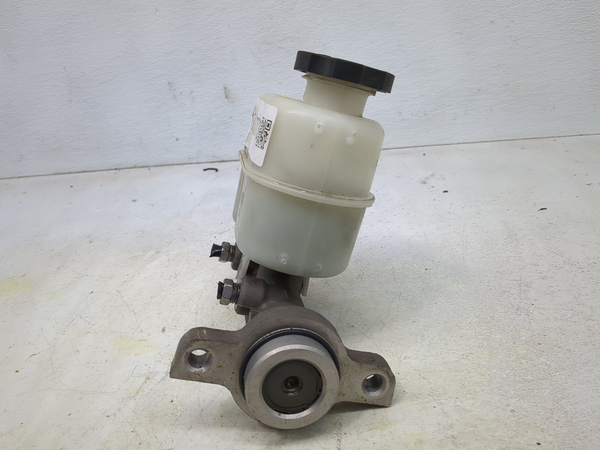 2013 Chevrolet Silverado 1500 Brake Master Cylinder 1513073 - Oemusedautoparts1.com