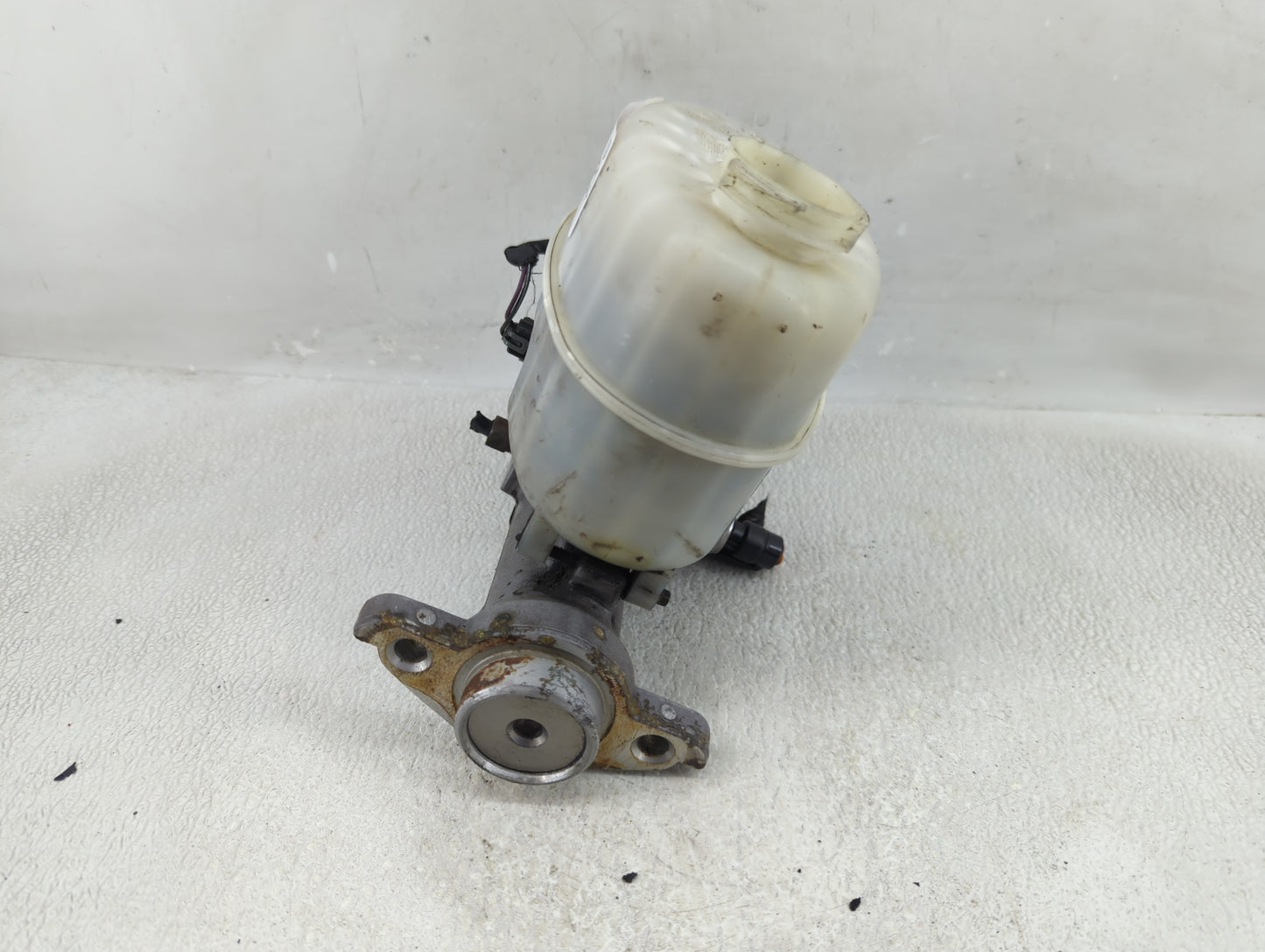 2009-2013 Chevrolet Silverado 3500 Brake Master Cylinder 1277448 - Oemusedautoparts1.com