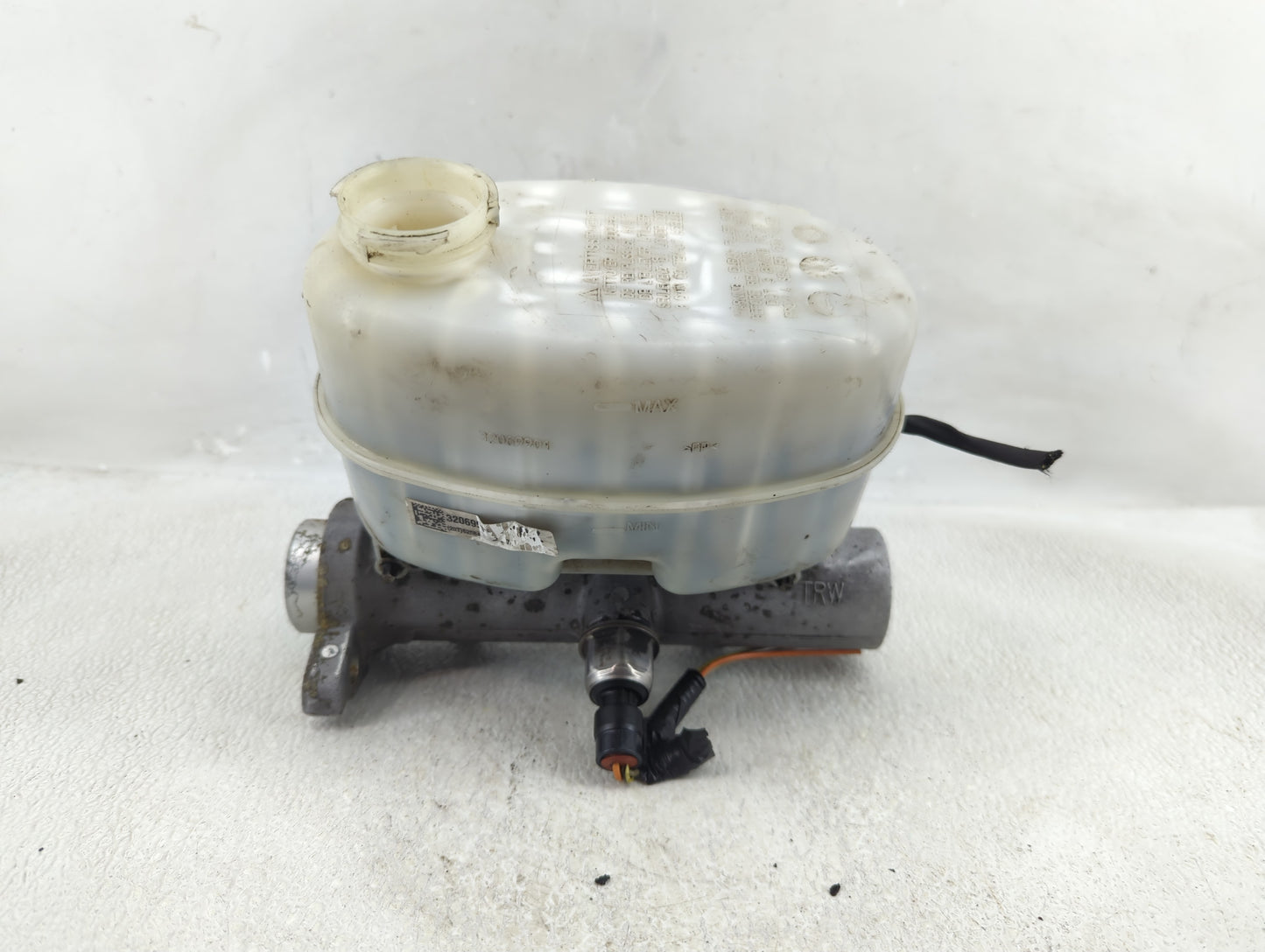 2009-2013 Chevrolet Silverado 3500 Brake Master Cylinder 1277448 - Oemusedautoparts1.com