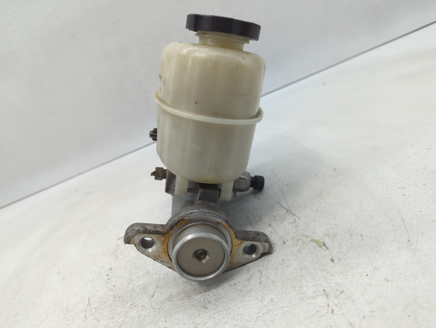2009-2013 Chevrolet Silverado 3500 Brake Master Cylinder 610461 - Oemusedautoparts1.com