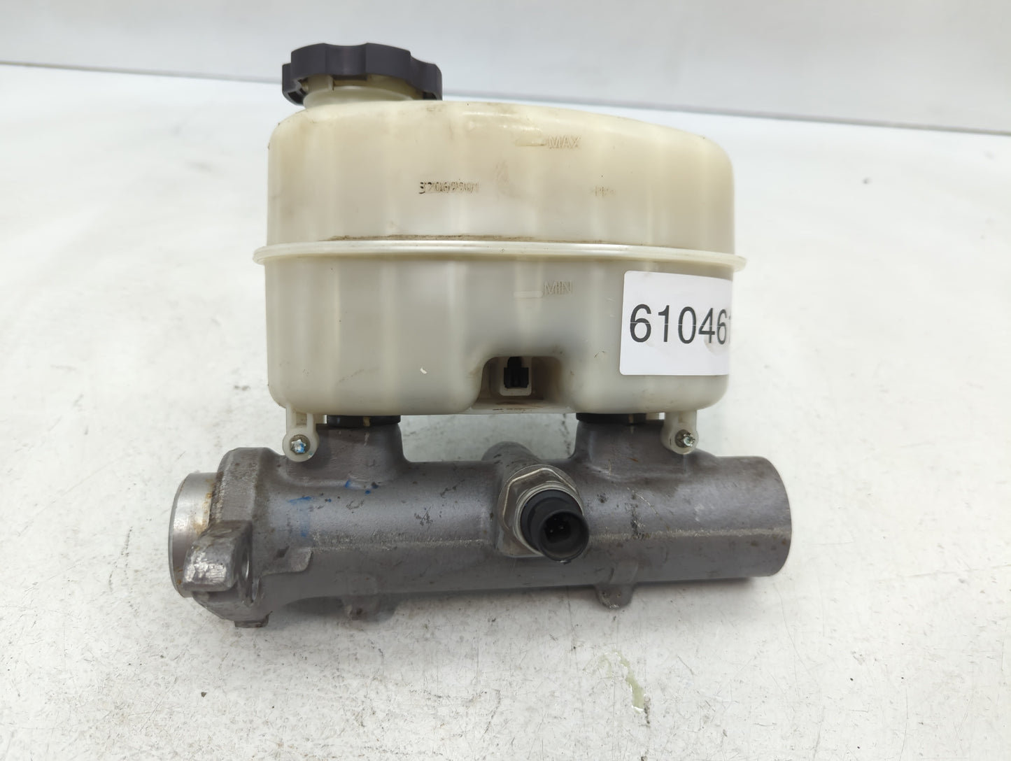 2009-2013 Chevrolet Silverado 3500 Brake Master Cylinder 610461 - Oemusedautoparts1.com