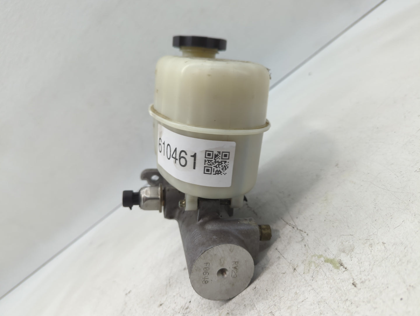 2009-2013 Chevrolet Silverado 3500 Brake Master Cylinder 610461 - Oemusedautoparts1.com