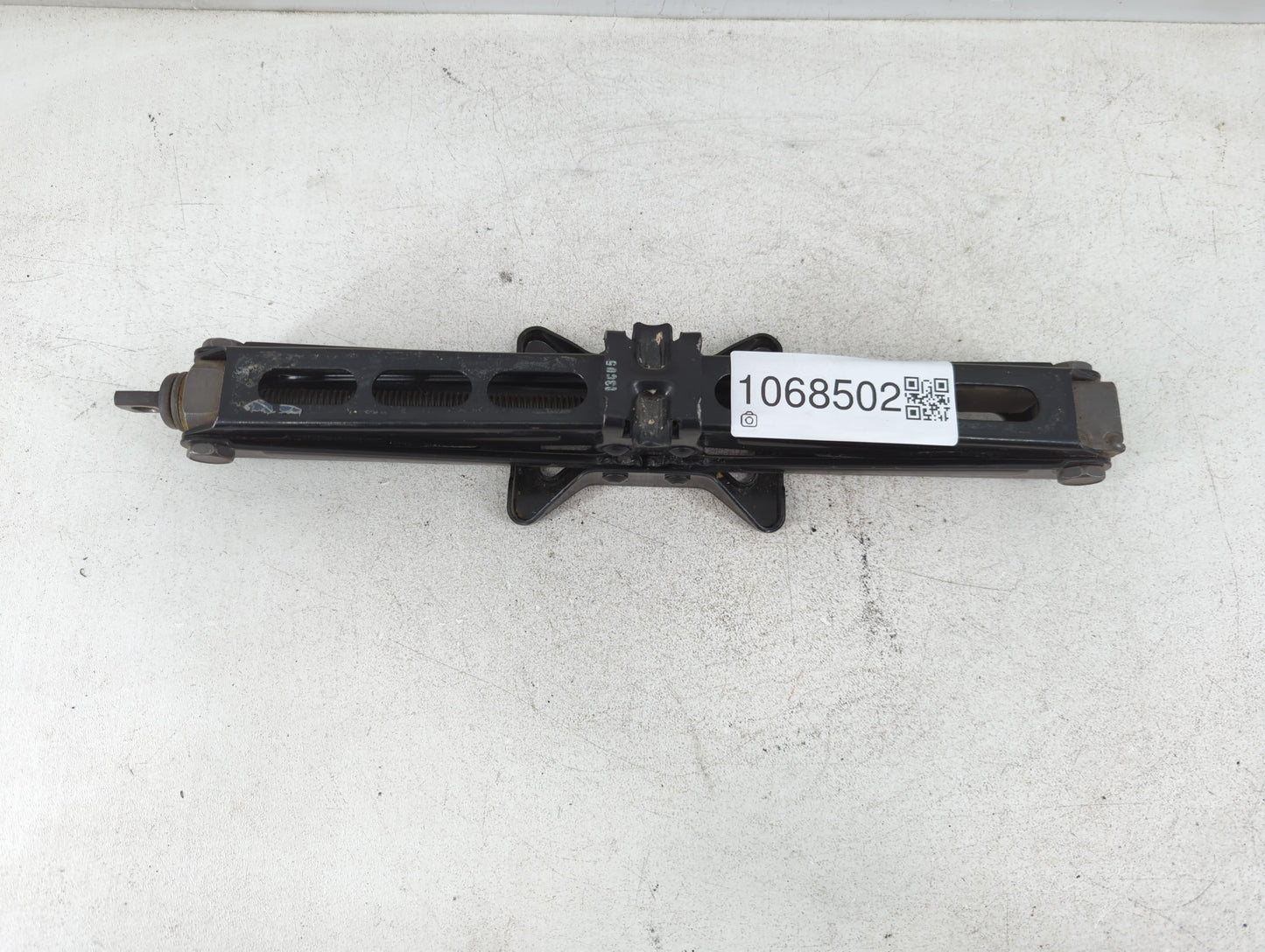 2013 Chevrolet Sonic Spare Scissor Car Jack 1068502 - Oemusedautoparts1.com