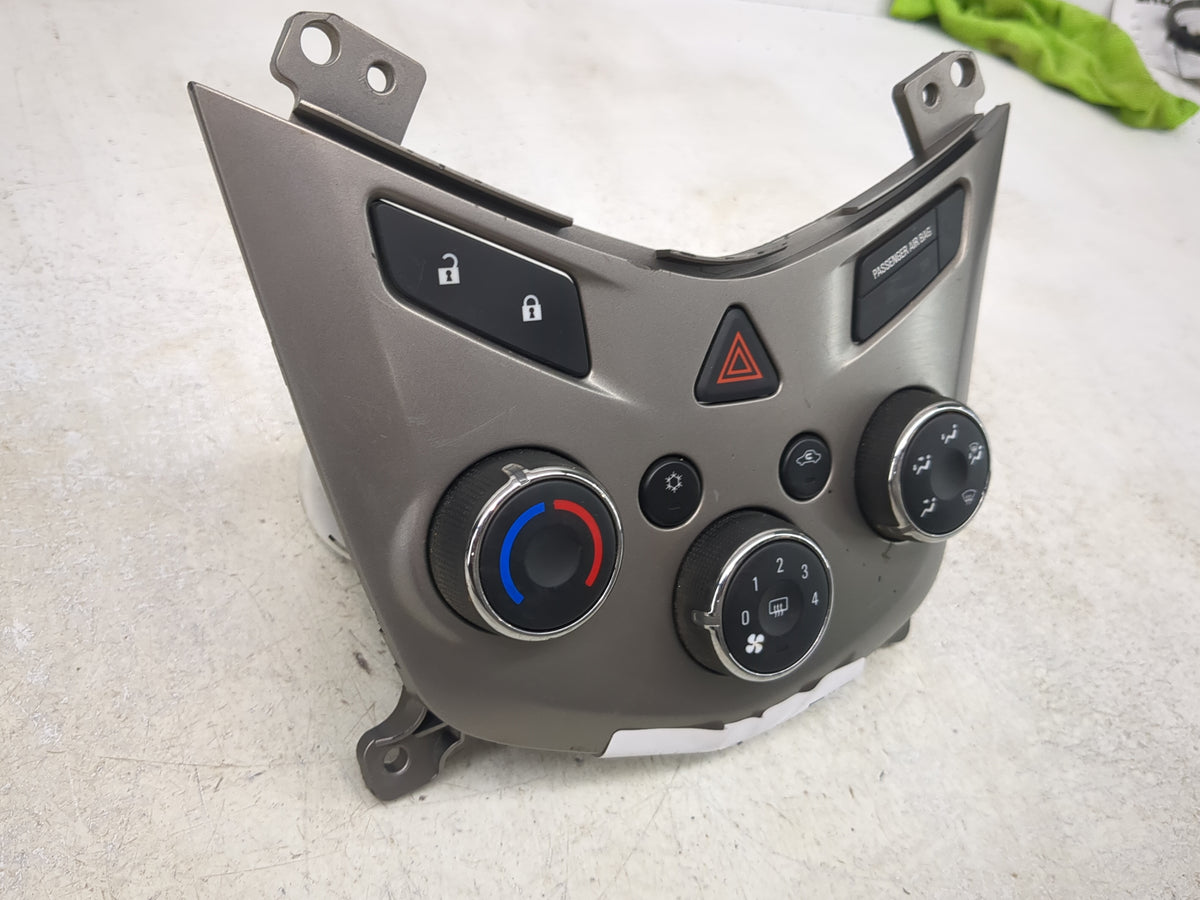 2013 Chevrolet Sonic Climate Control Module Temperature AC/Heater Replacement P/N:95104394 Fits OEM Used Auto Parts - Oemuse