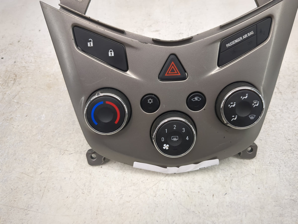2013 Chevrolet Sonic Climate Control Module Temperature AC/Heater Replacement P/N:95104394 Fits OEM Used Auto Parts - Oemuse