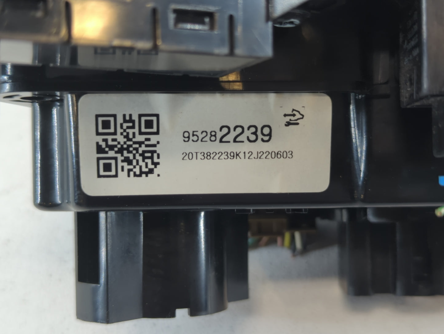 2013 Chevrolet Sonic Climate Control Module Temperature AC/Heater Replacement P/N:95282239 Fits OEM Used Auto Parts - Oemuse