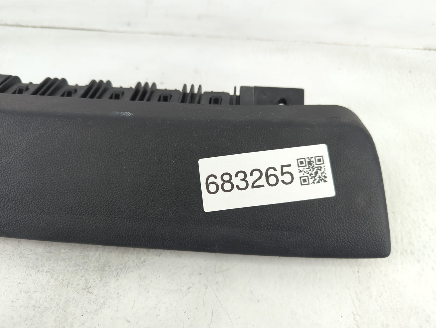 2012-2019 Chevrolet Sonic Air Bag Passenger Right Knee OEM P/N:95934658 Fits Fits 2012 2013 2014 2015 2016 2017 2018 2019 OE