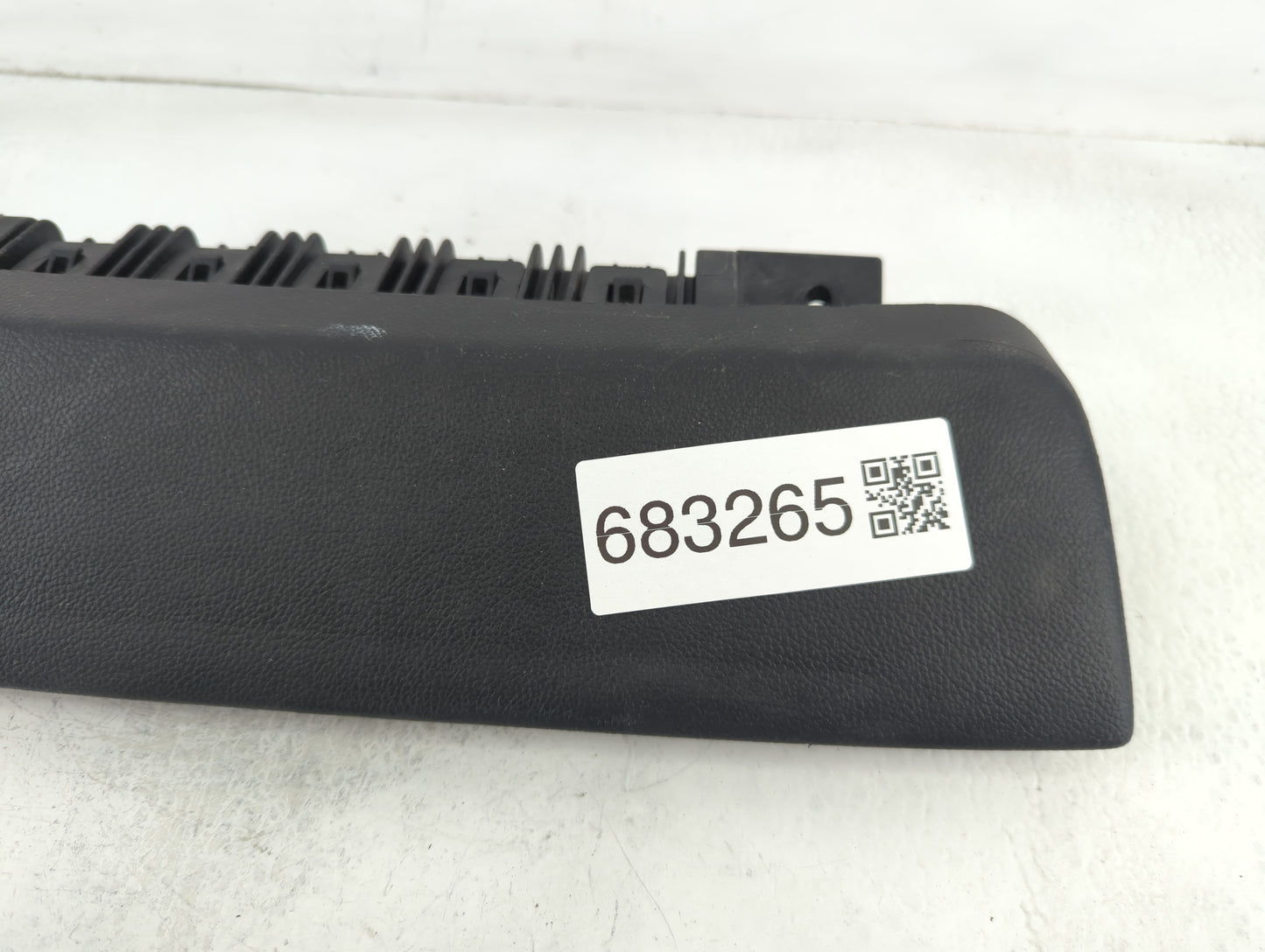 2012-2019 Chevrolet Sonic Air Bag Passenger Right Knee OEM P/N:95934658 Fits Fits 2012 2013 2014 2015 2016 2017 2018 2019 OE