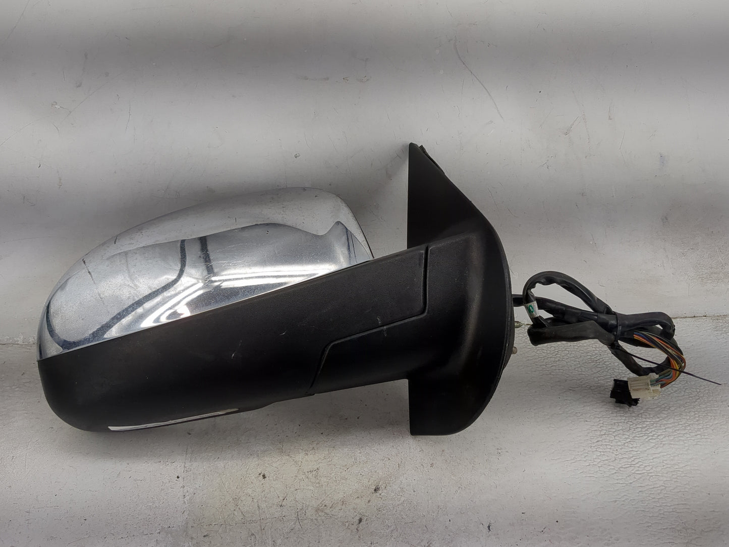 2009-2014 Chevrolet Suburban Passenger Side View Mirror - Right Door Mirror OEM Used - Oemusedautoparts1.com