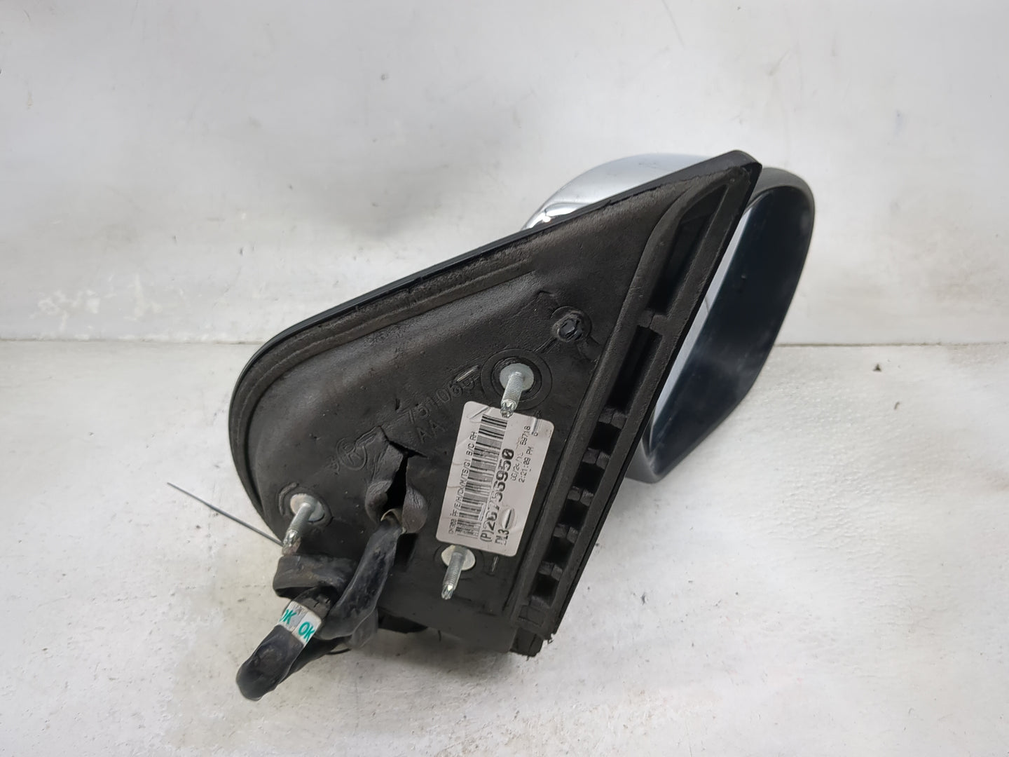 2009-2014 Chevrolet Suburban Passenger Side View Mirror - Right Door Mirror OEM Used - Oemusedautoparts1.com