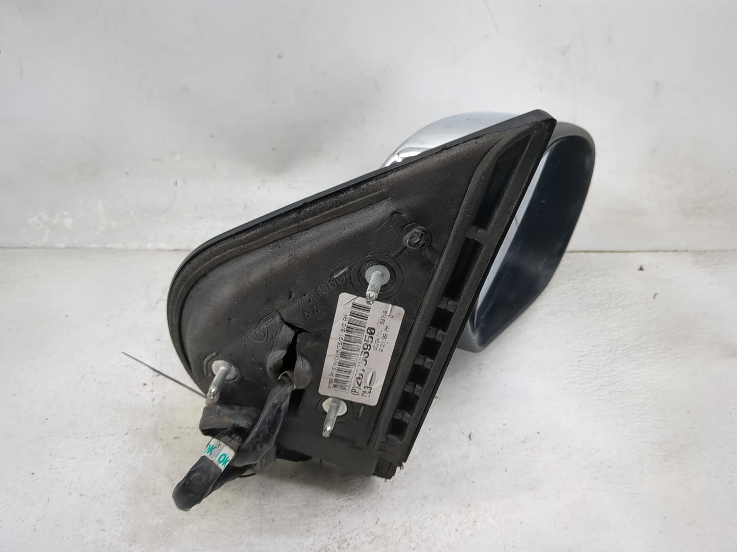 2009-2014 Chevrolet Suburban Passenger Side View Mirror - Right Door Mirror OEM Used - Oemusedautoparts1.com