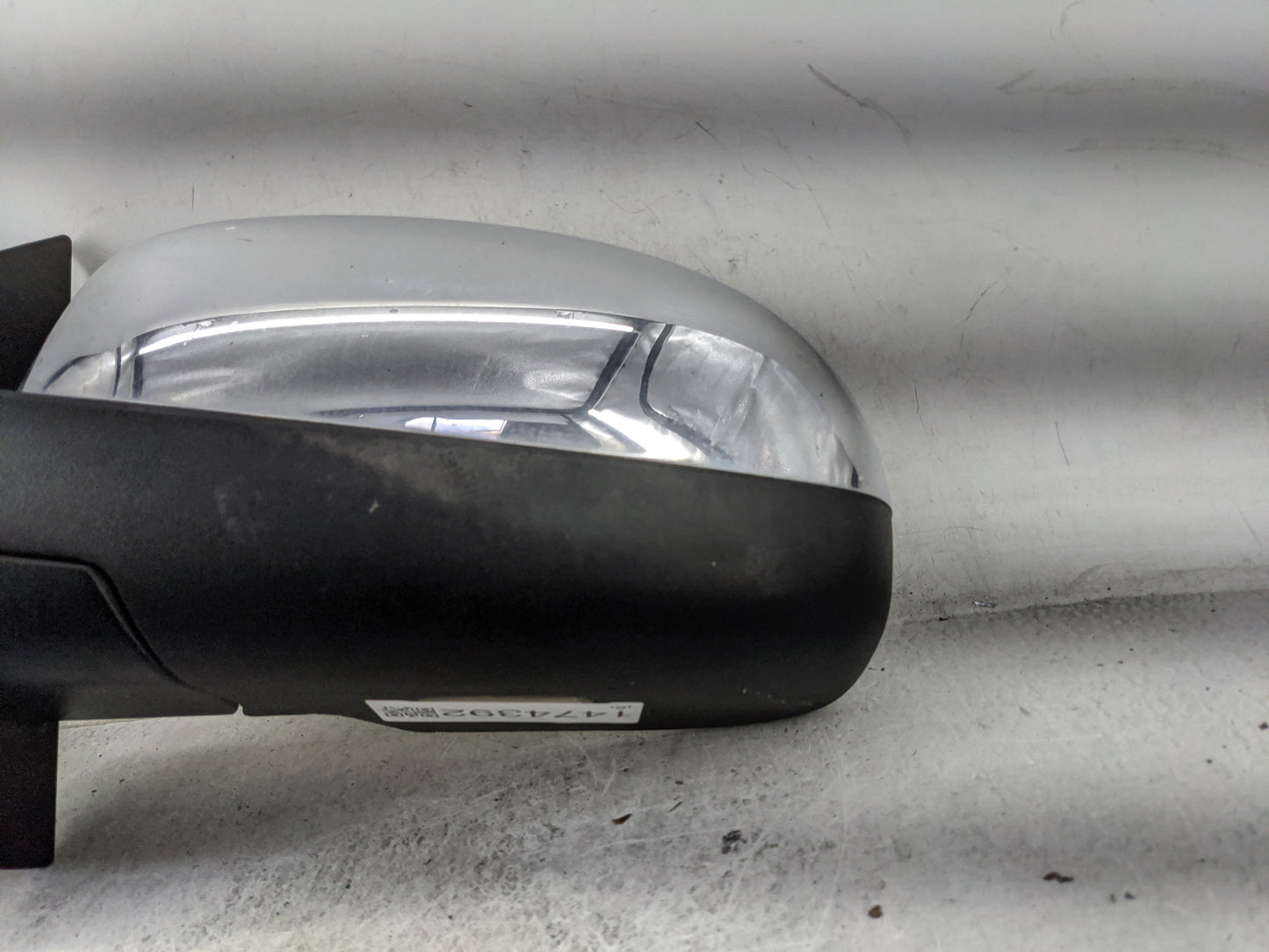 2009-2014 Chevrolet Suburban 1500 Driver Side View Mirror - Left Door Mirror OEM Used - Oemusedautoparts1.com