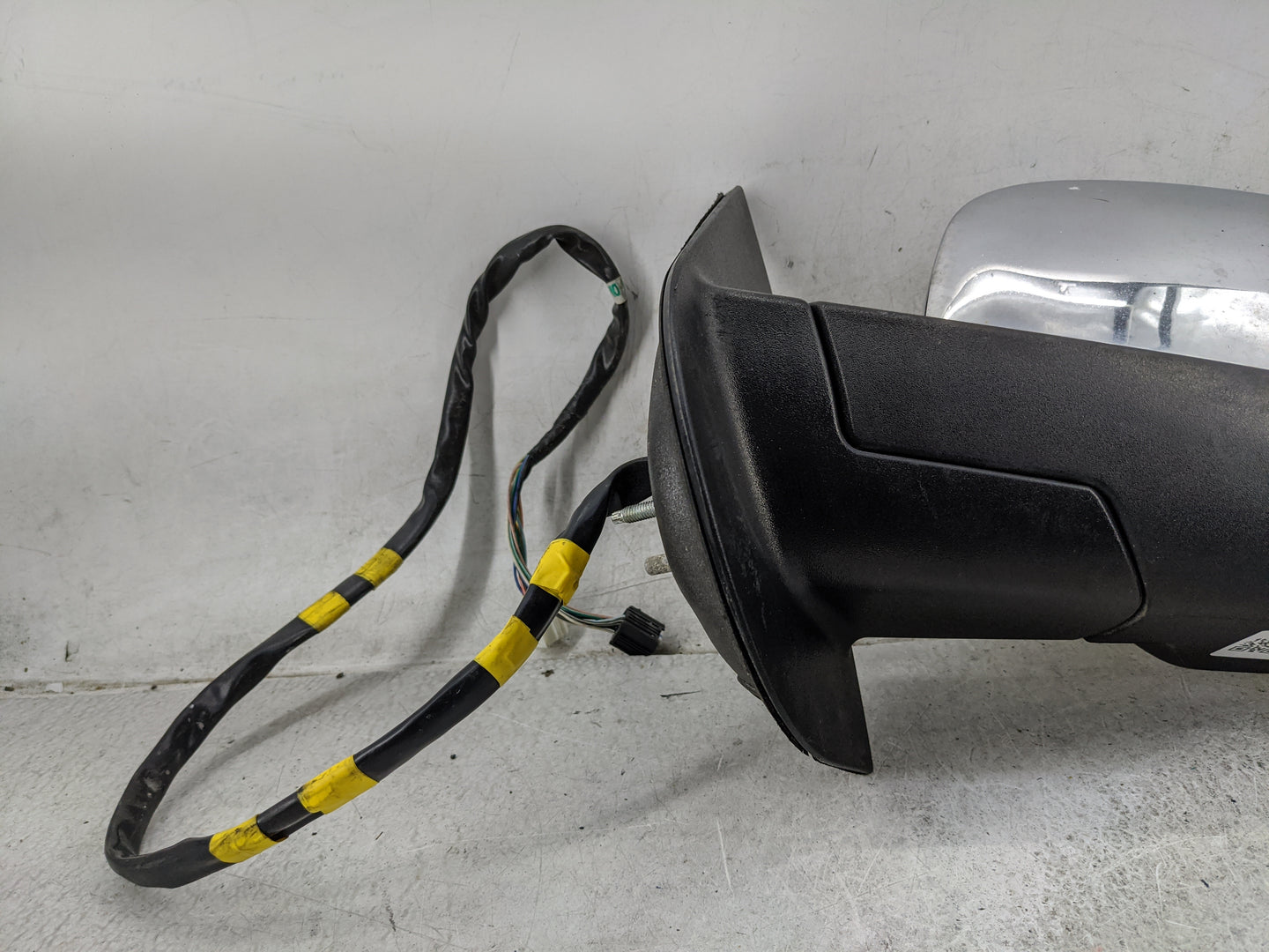 2009-2014 Chevrolet Suburban 1500 Driver Side View Mirror - Left Door Mirror OEM Used - Oemusedautoparts1.com