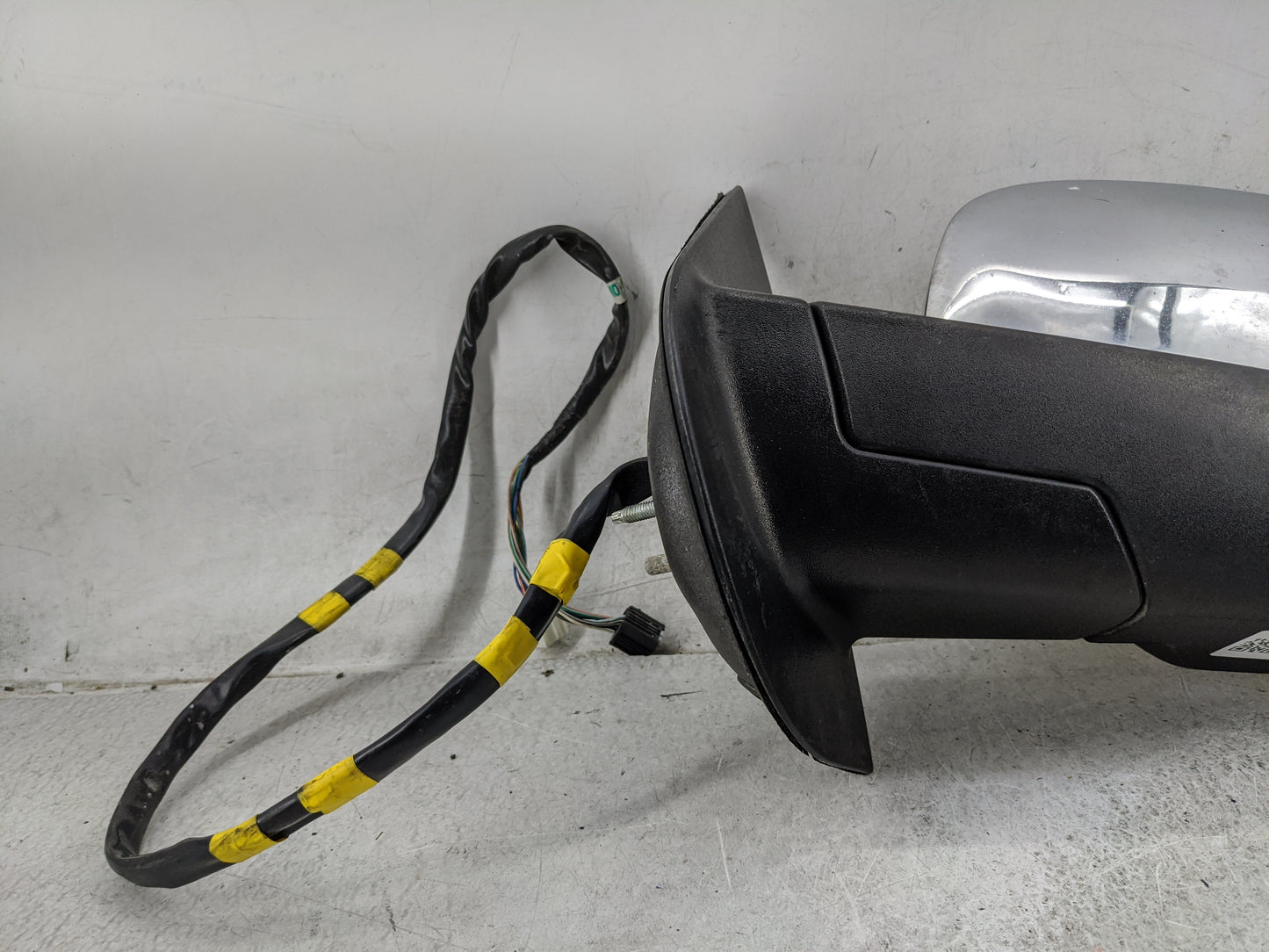 2009-2014 Chevrolet Suburban 1500 Driver Side View Mirror - Left Door Mirror OEM Used - Oemusedautoparts1.com