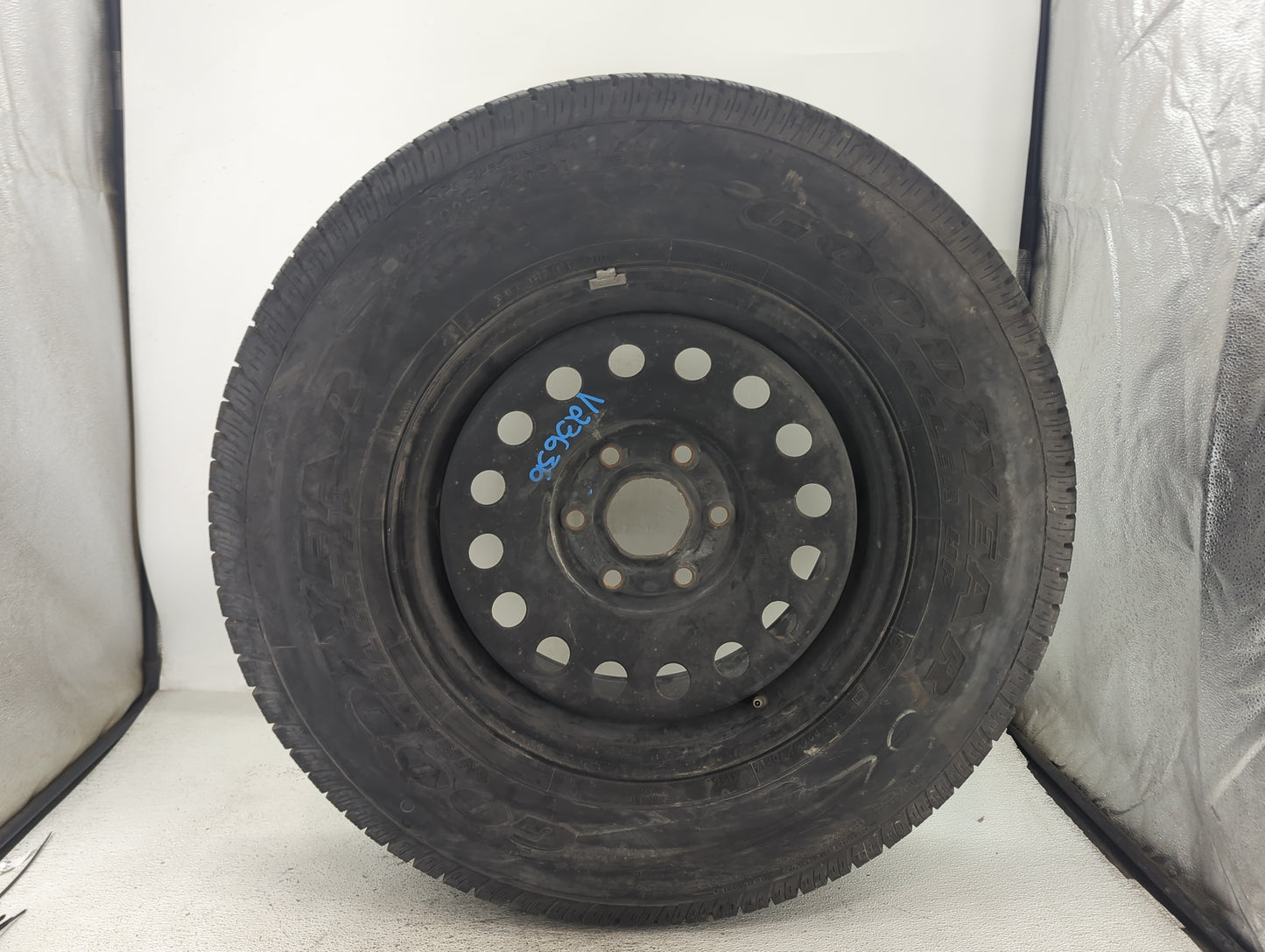 2013 Chevrolet Suburban 1500 Spare Donut Tire Wheel Rim Oem - Oemusedautoparts1.com