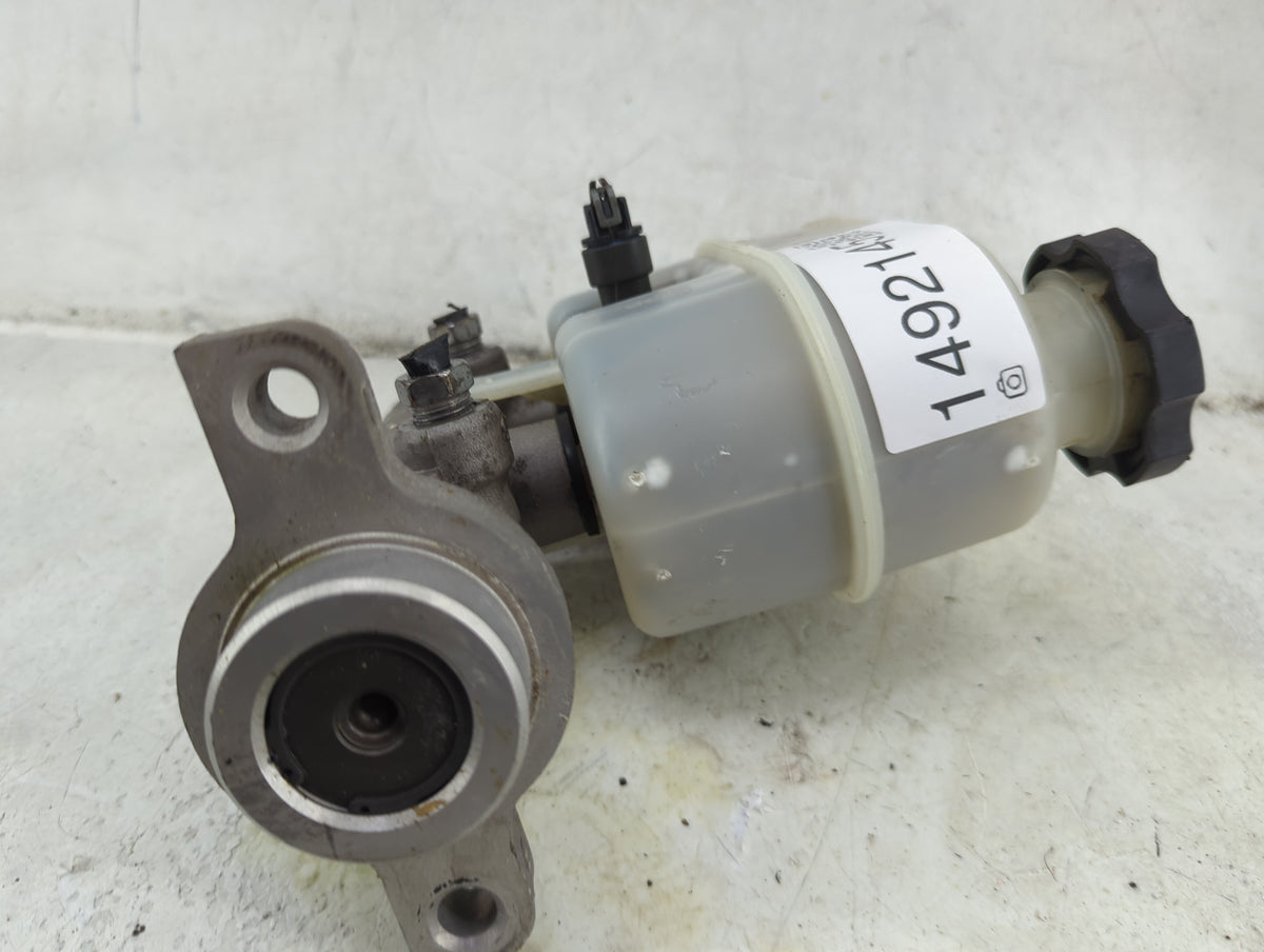 2009-2014 Chevrolet Suburban 1500 Brake Master Cylinder 1492145 - Oemusedautoparts1.com