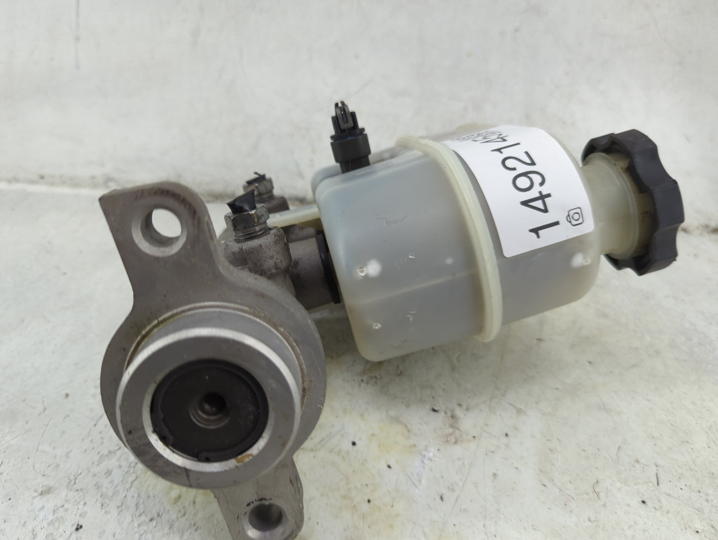 2009-2014 Chevrolet Suburban 1500 Brake Master Cylinder 1492145 - Oemusedautoparts1.com