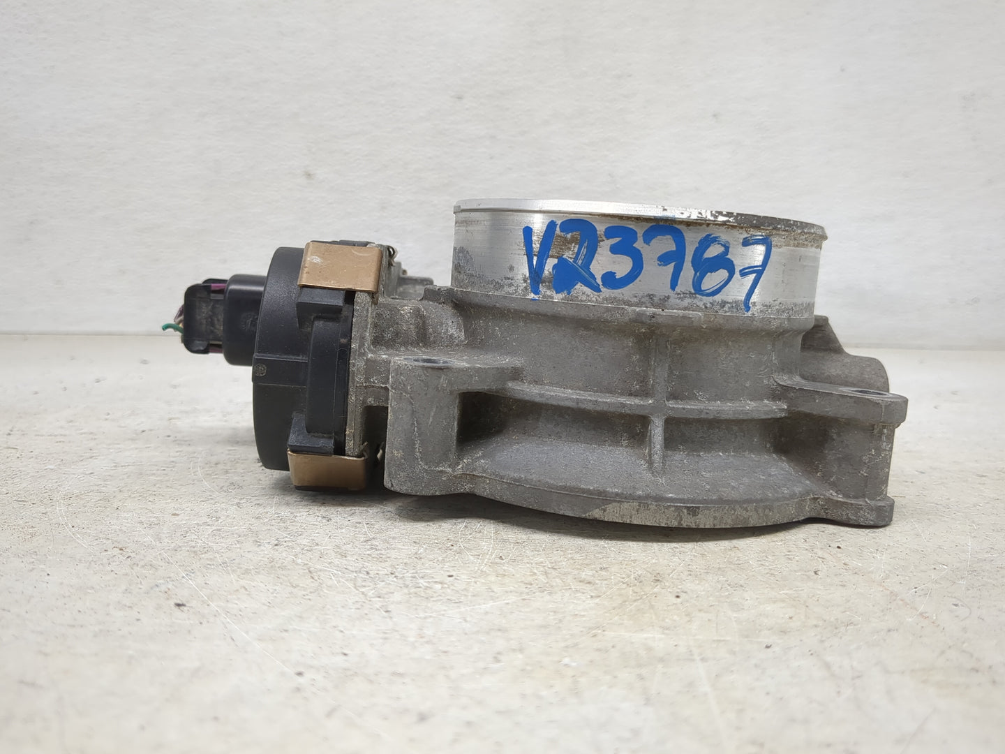 2009-2014 Chevrolet Tahoe Throttle Body P/N:RME87-309992 Fits Fits 2009 2010 2011 2012 2013 2014 2015 OEM Used Auto Parts - 