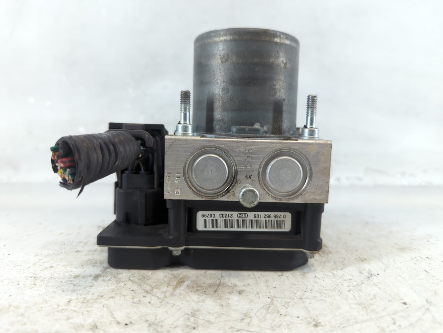 2017 Chevrolet Traverse ABS Pump Control Module Replacement P/N:22012779 Fits Fits 2012 2013 2014 2015 2016 OEM Used Auto Pa
