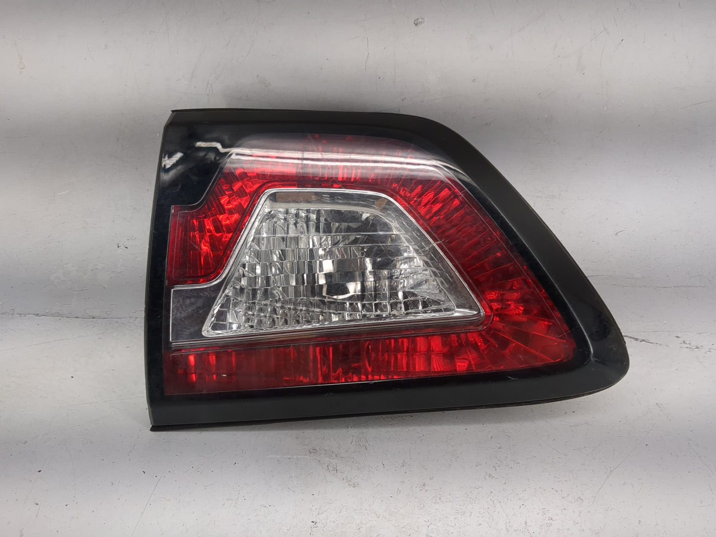 2013 Chevrolet Traverse Passenger Right Side Deck Lid Mounted Tail Light 1481237 - Oemusedautoparts1.com