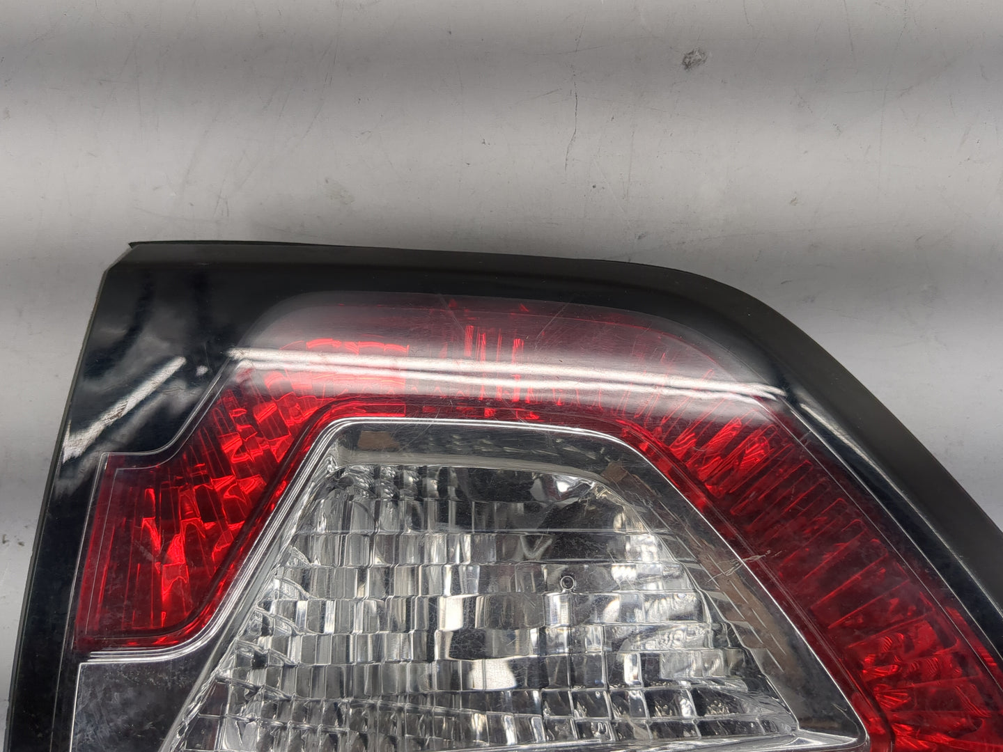 2013 Chevrolet Traverse Passenger Right Side Deck Lid Mounted Tail Light 1481237 - Oemusedautoparts1.com