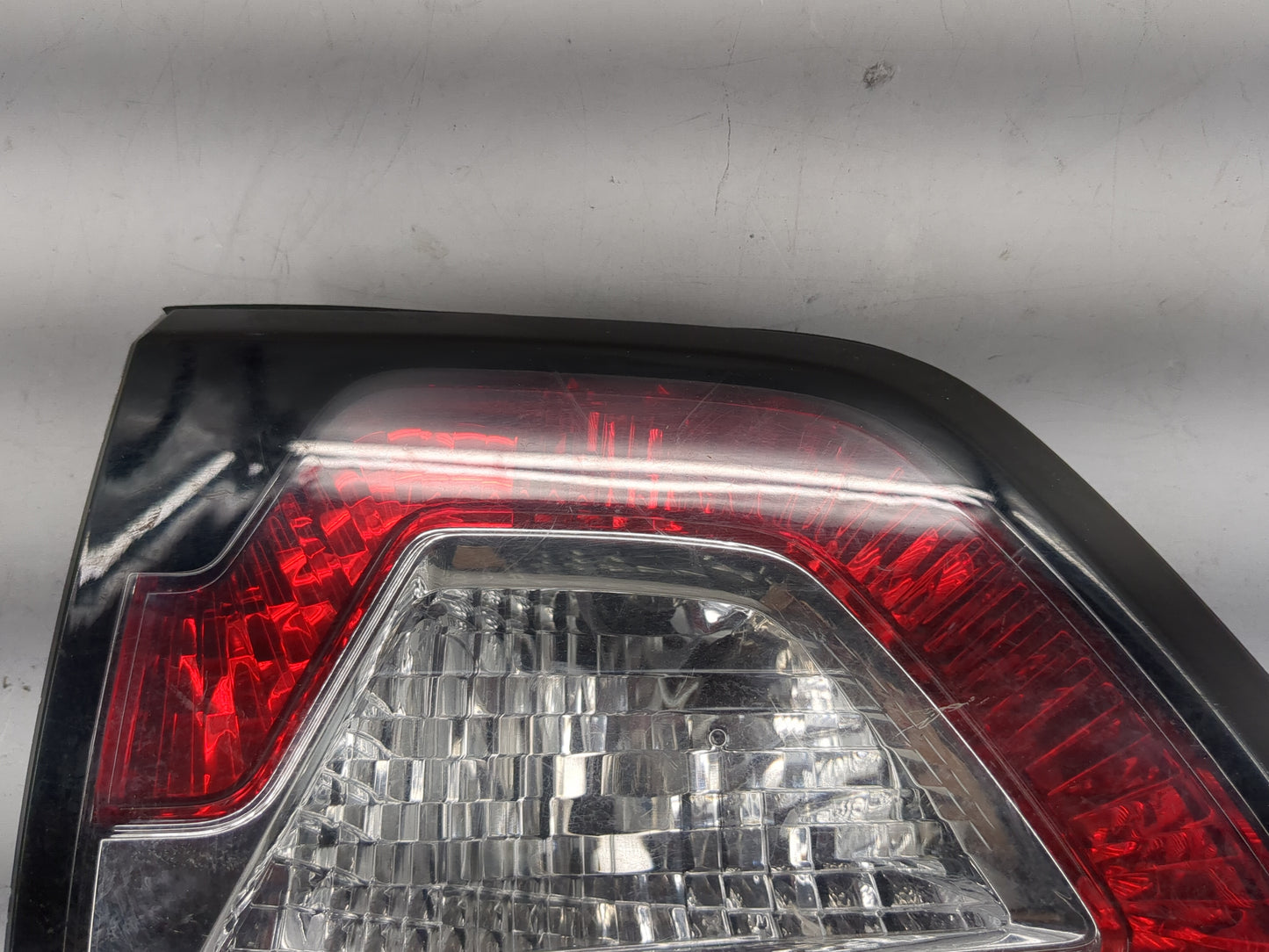 2013 Chevrolet Traverse Passenger Right Side Deck Lid Mounted Tail Light 1481237 - Oemusedautoparts1.com
