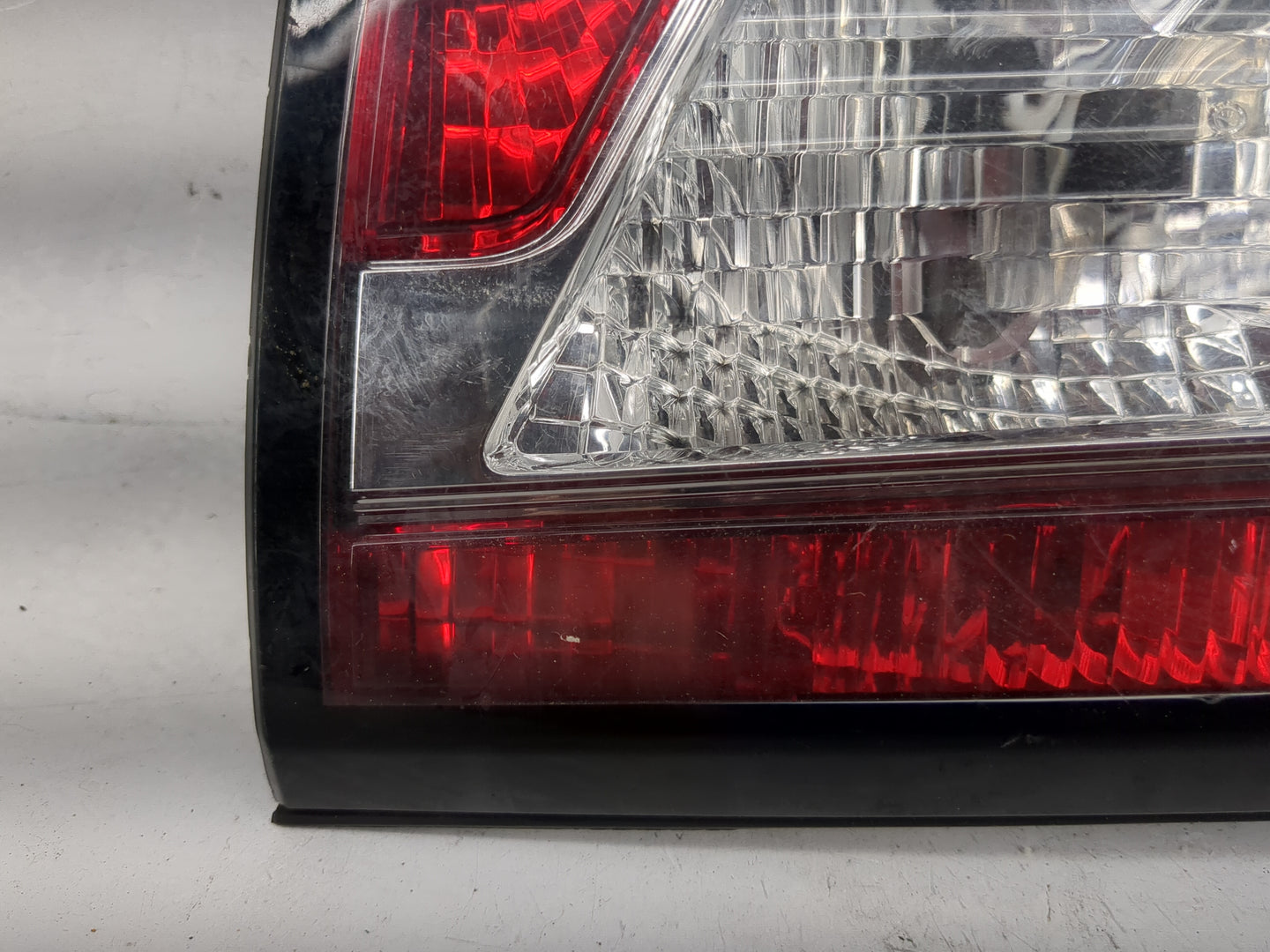 2013 Chevrolet Traverse Passenger Right Side Deck Lid Mounted Tail Light 1481237 - Oemusedautoparts1.com