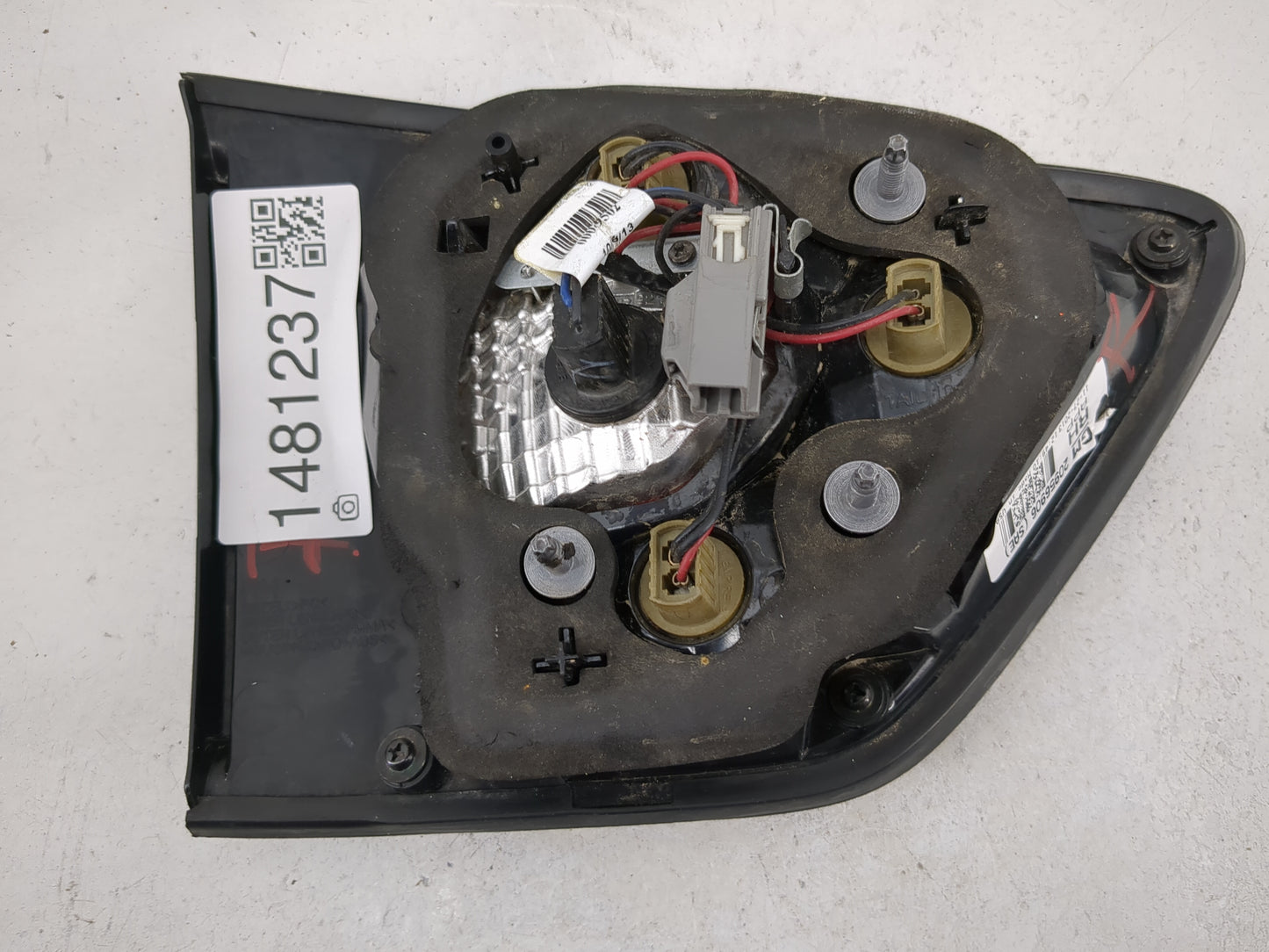 2013 Chevrolet Traverse Passenger Right Side Deck Lid Mounted Tail Light 1481237 - Oemusedautoparts1.com