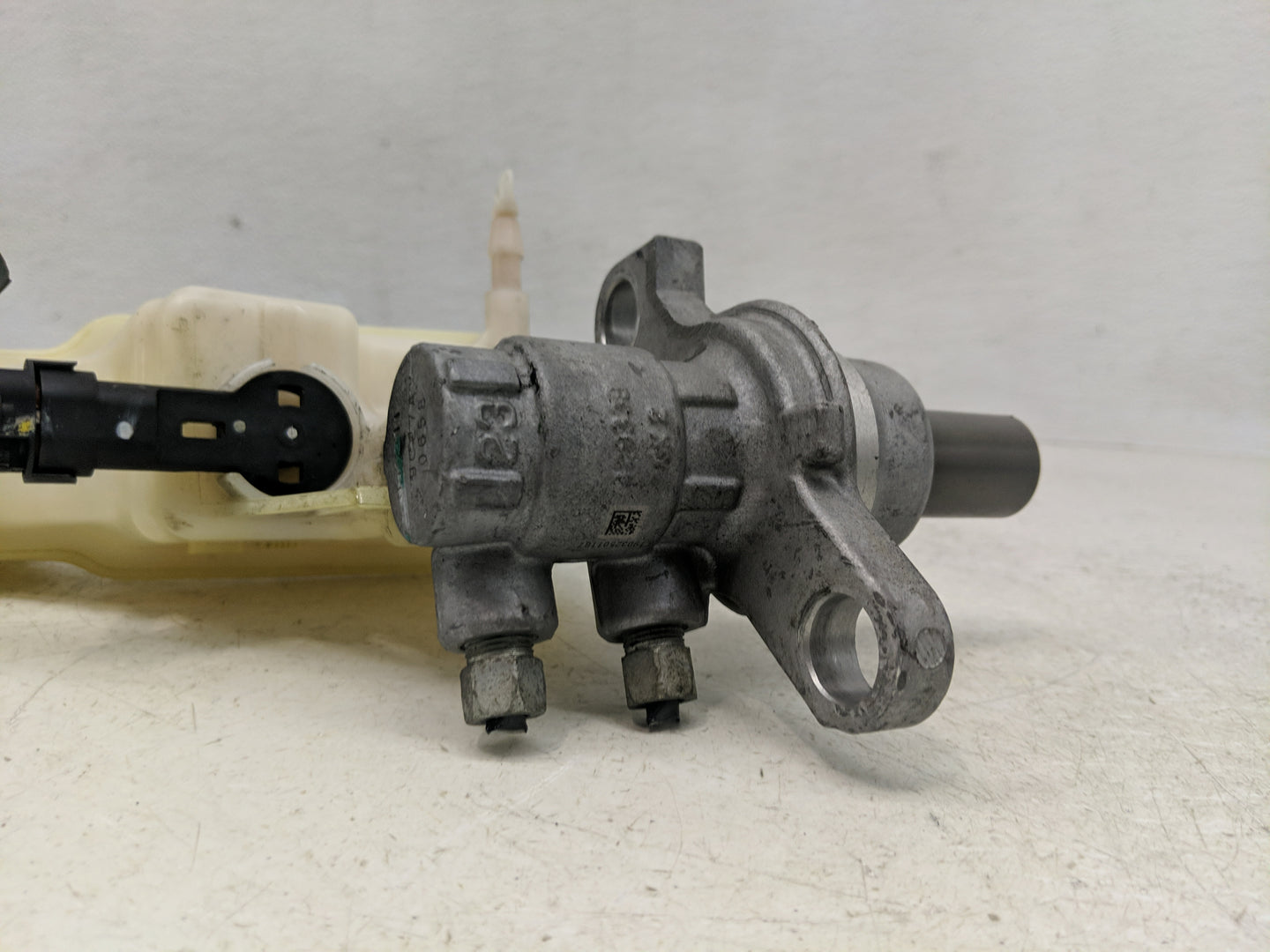 2013-2021 Chevrolet Trax Brake Master Cylinder 1311265 - Oemusedautoparts1.com