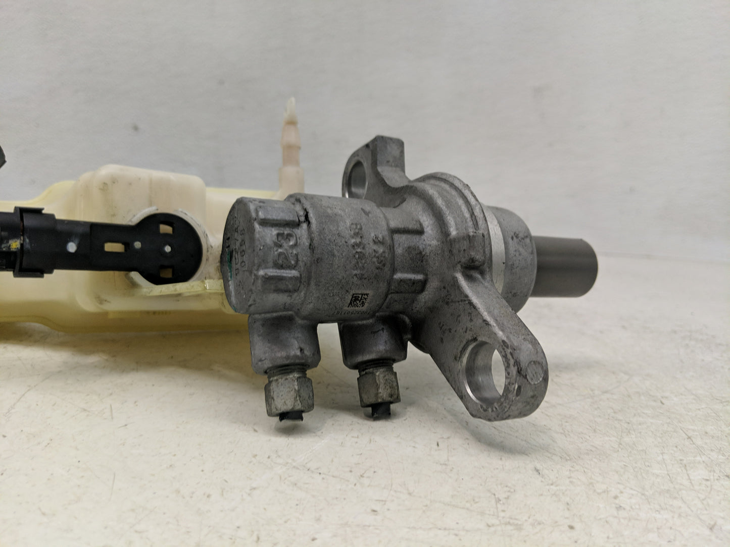 2013-2021 Chevrolet Trax Brake Master Cylinder 1311265 - Oemusedautoparts1.com