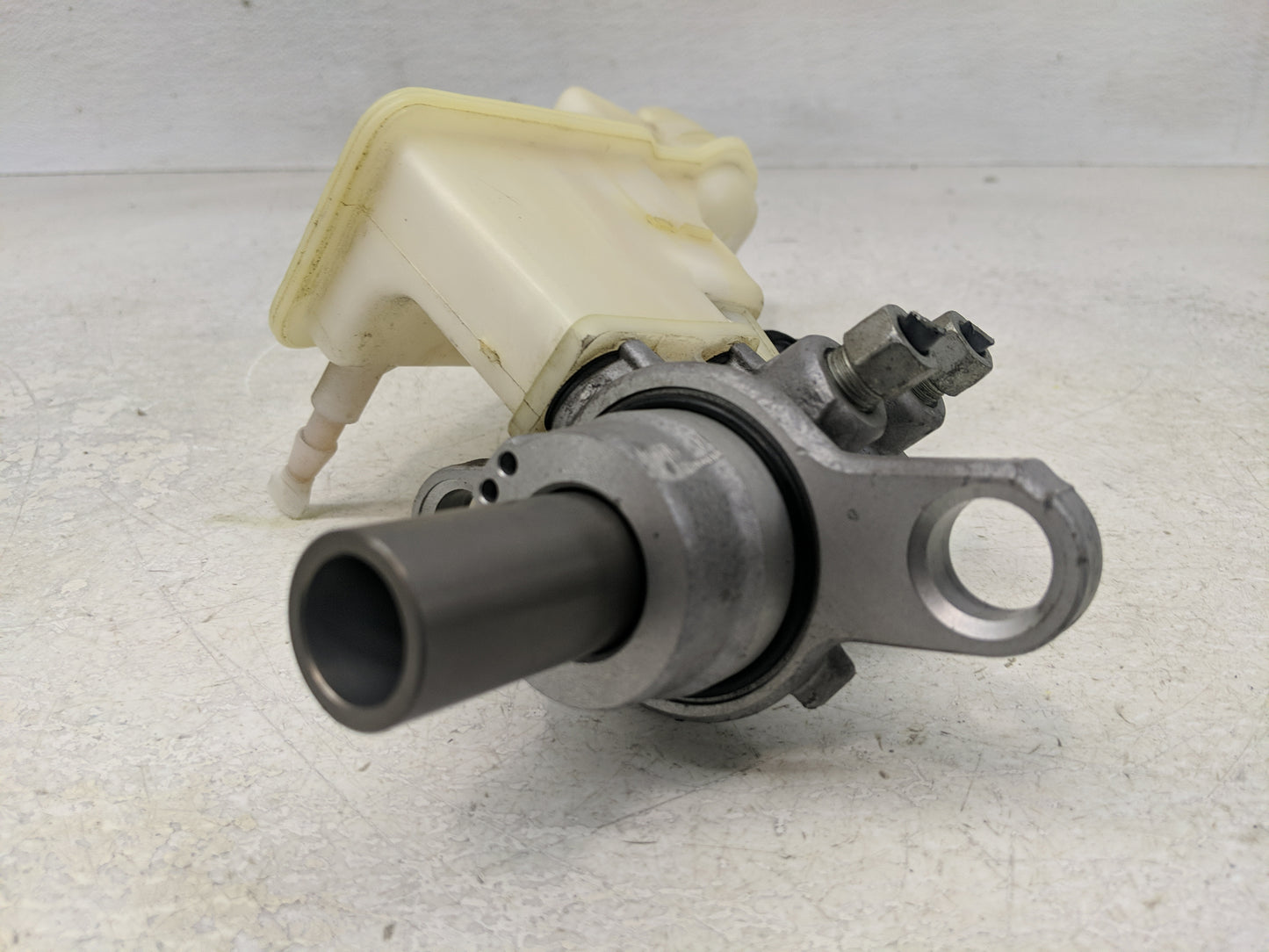 2013-2021 Chevrolet Trax Brake Master Cylinder 1311265 - Oemusedautoparts1.com