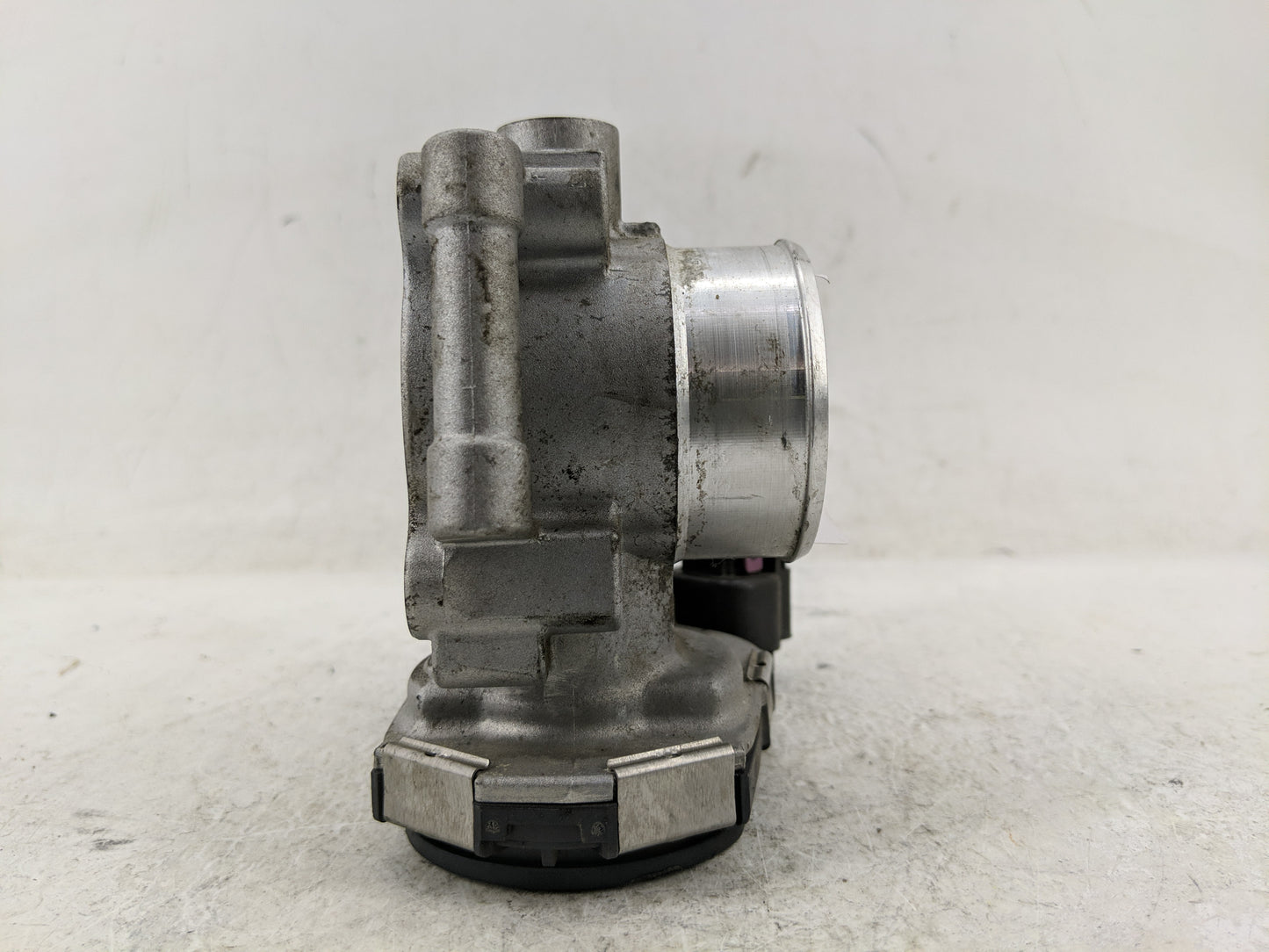 2011-2015 Chevrolet Volt Throttle Body P/N:55581682 Fits Fits 2011 2012 2013 2014 2015 2016 OEM Used Auto Parts - Oemusedaut