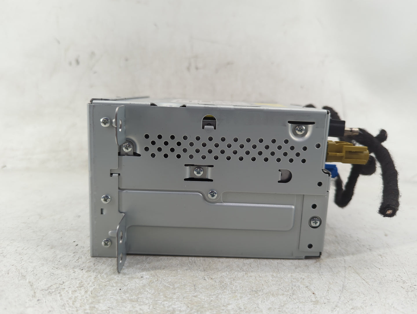 2013 Chevrolet Volt Radio AM FM Cd Player Receiver Replacement P/N:22993877 Fits OEM Used Auto Parts - Oemusedautoparts1.com