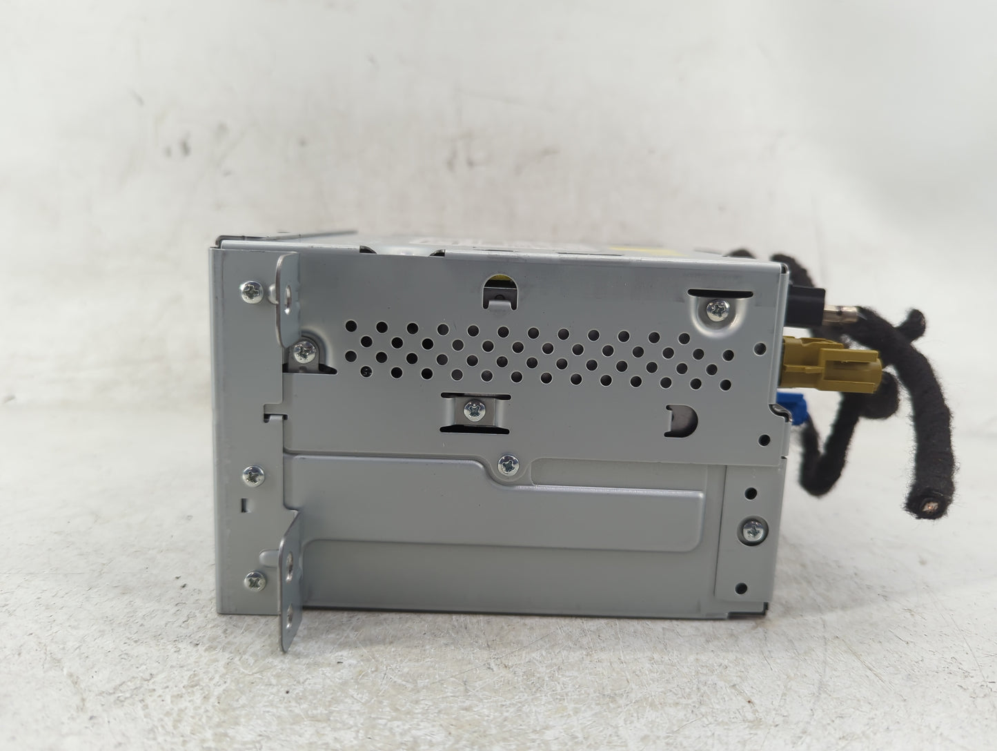 2013 Chevrolet Volt Radio AM FM Cd Player Receiver Replacement P/N:22993877 Fits OEM Used Auto Parts - Oemusedautoparts1.com