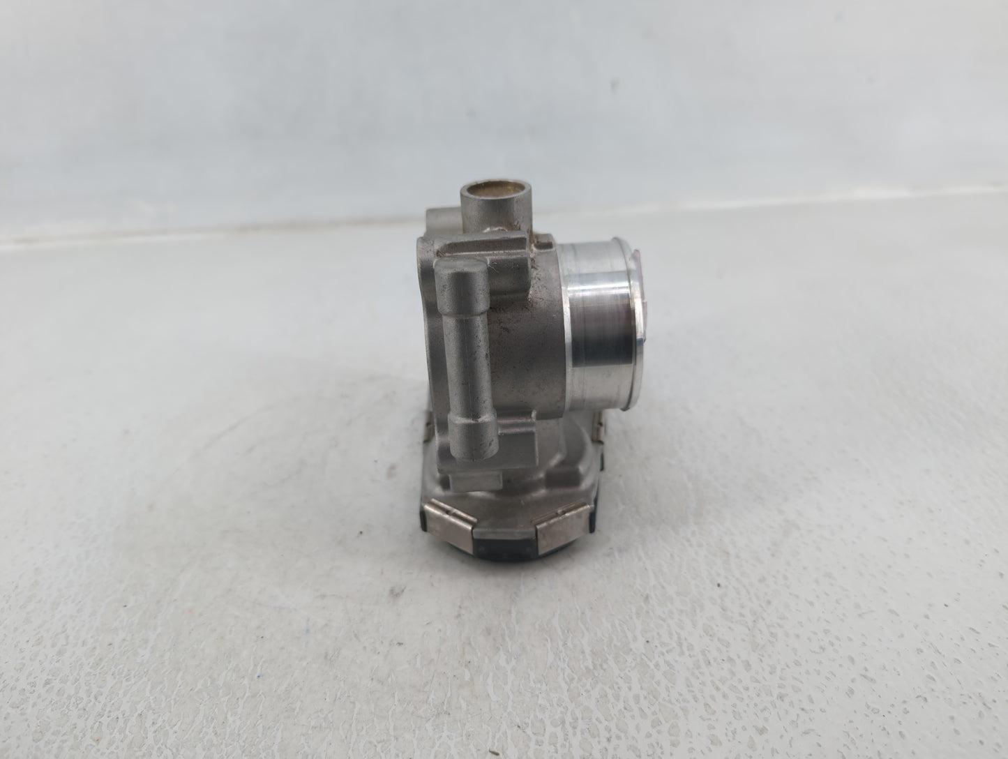 2011-2015 Chevrolet Volt Throttle Body P/N:55581682 Fits Fits 2011 2012 2013 2014 2015 2016 OEM Used Auto Parts - Oemusedaut