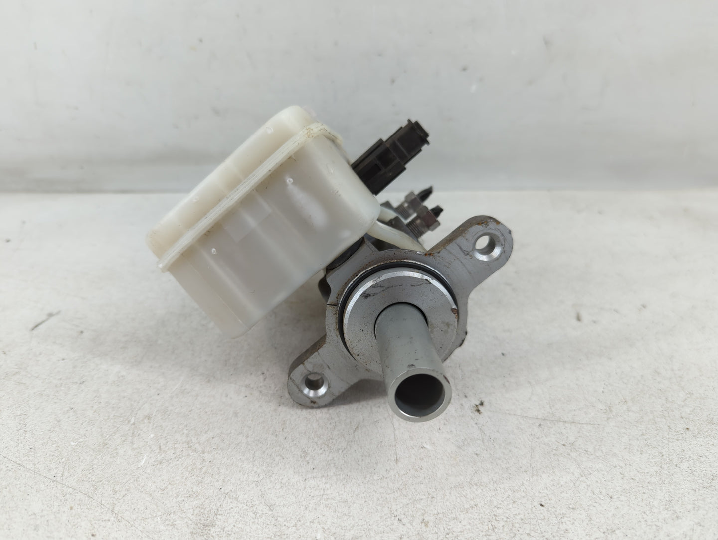 2011-2014 Chrysler 200 Brake Master Cylinder - Oemusedautoparts1.com