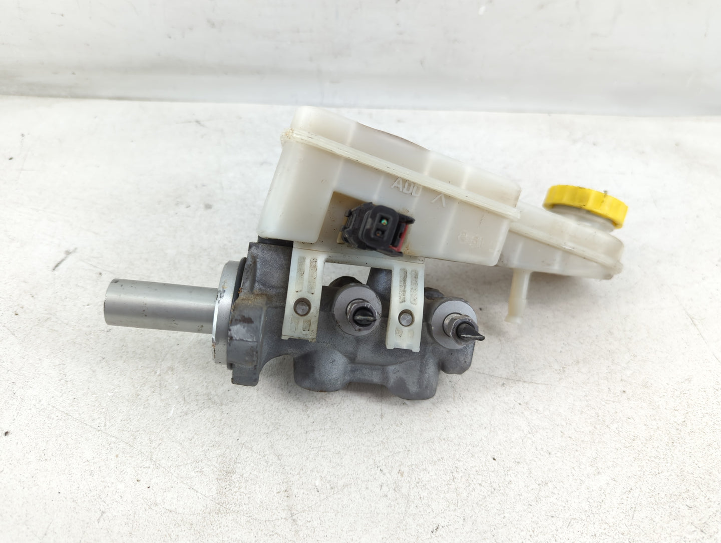 2011-2014 Chrysler 200 Brake Master Cylinder - Oemusedautoparts1.com