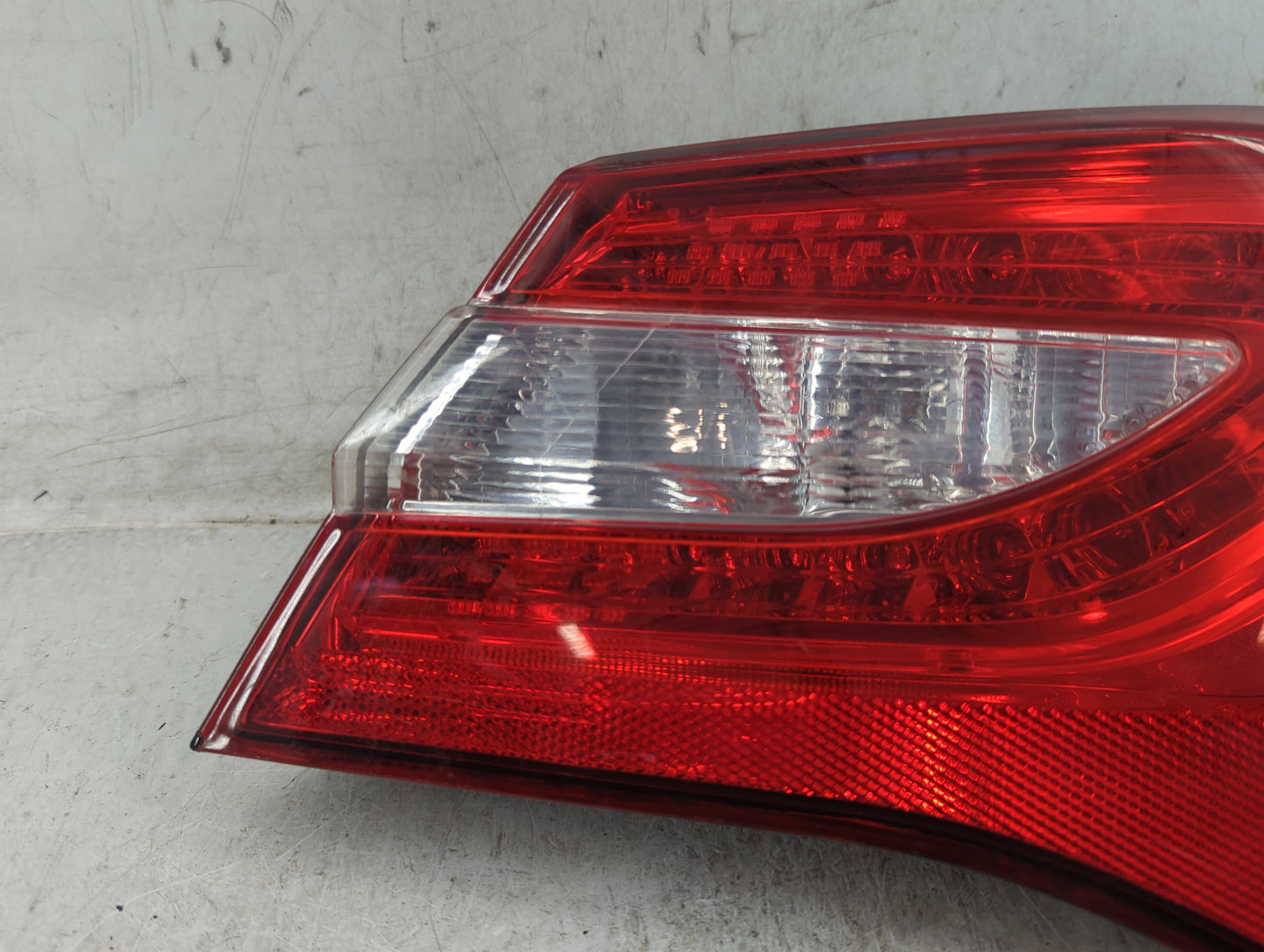 2011-2014 Chrysler 200 Tail Light Assembly Passenger Right OEM Fits Fits 2011 2012 2013 2014 OEM Used Auto Parts - Oemusedau