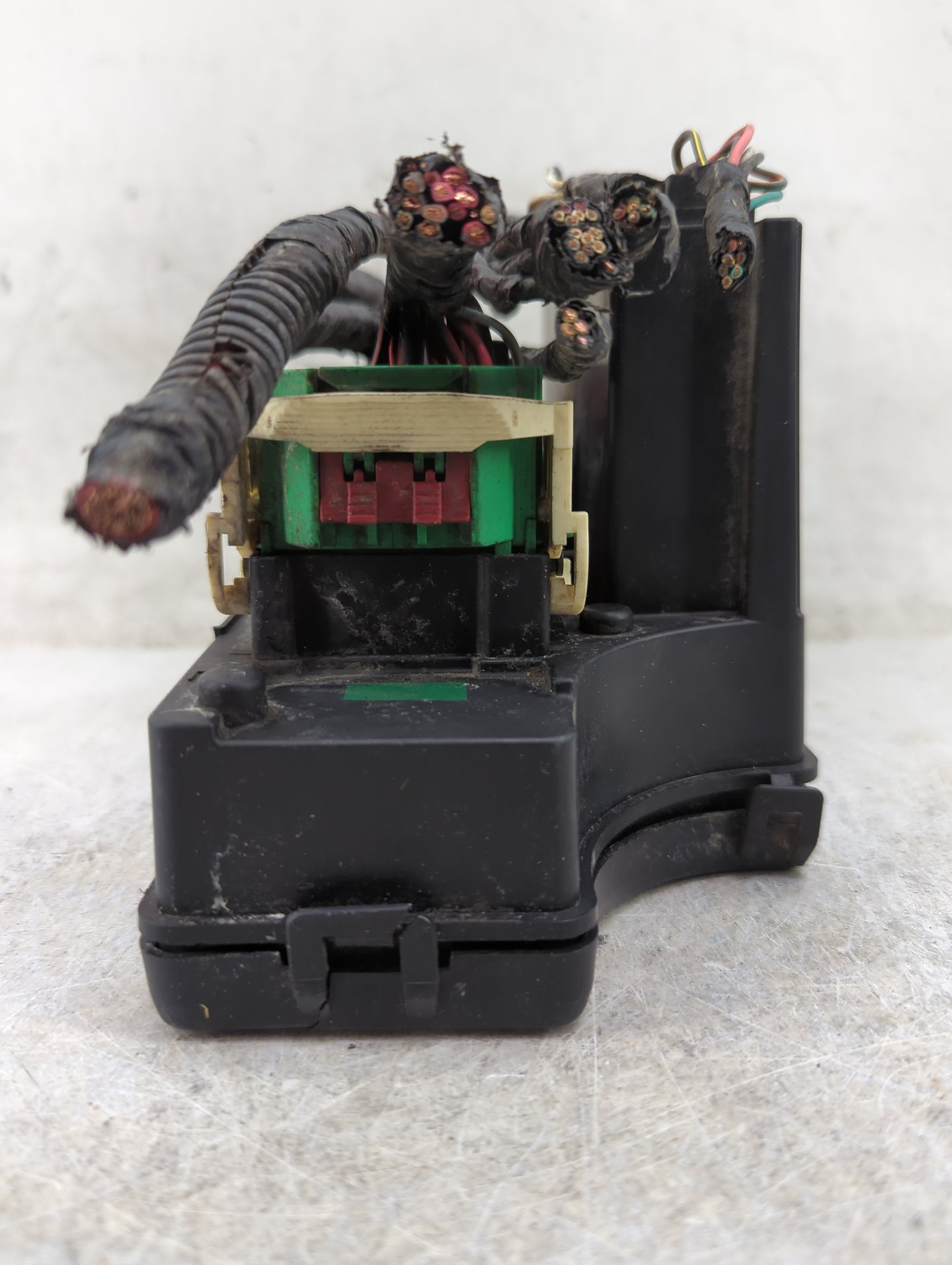 2013 Chrysler 200 Fusebox Fuse Box Panel Relay Module P/N:P04692346AE Fits OEM Used Auto Parts - Oemusedautoparts1.com