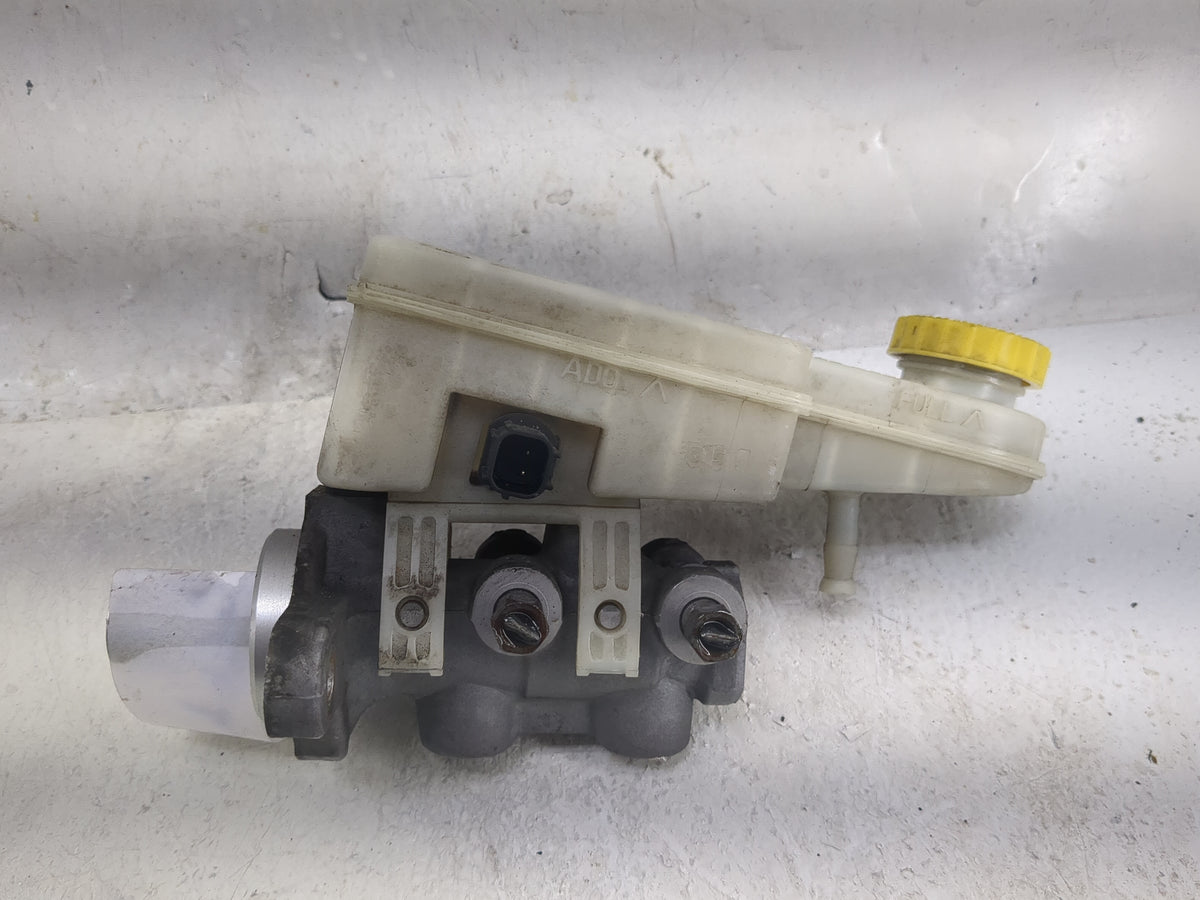 2011-2014 Chrysler 200 Brake Master Cylinder 1497533 - Oemusedautoparts1.com