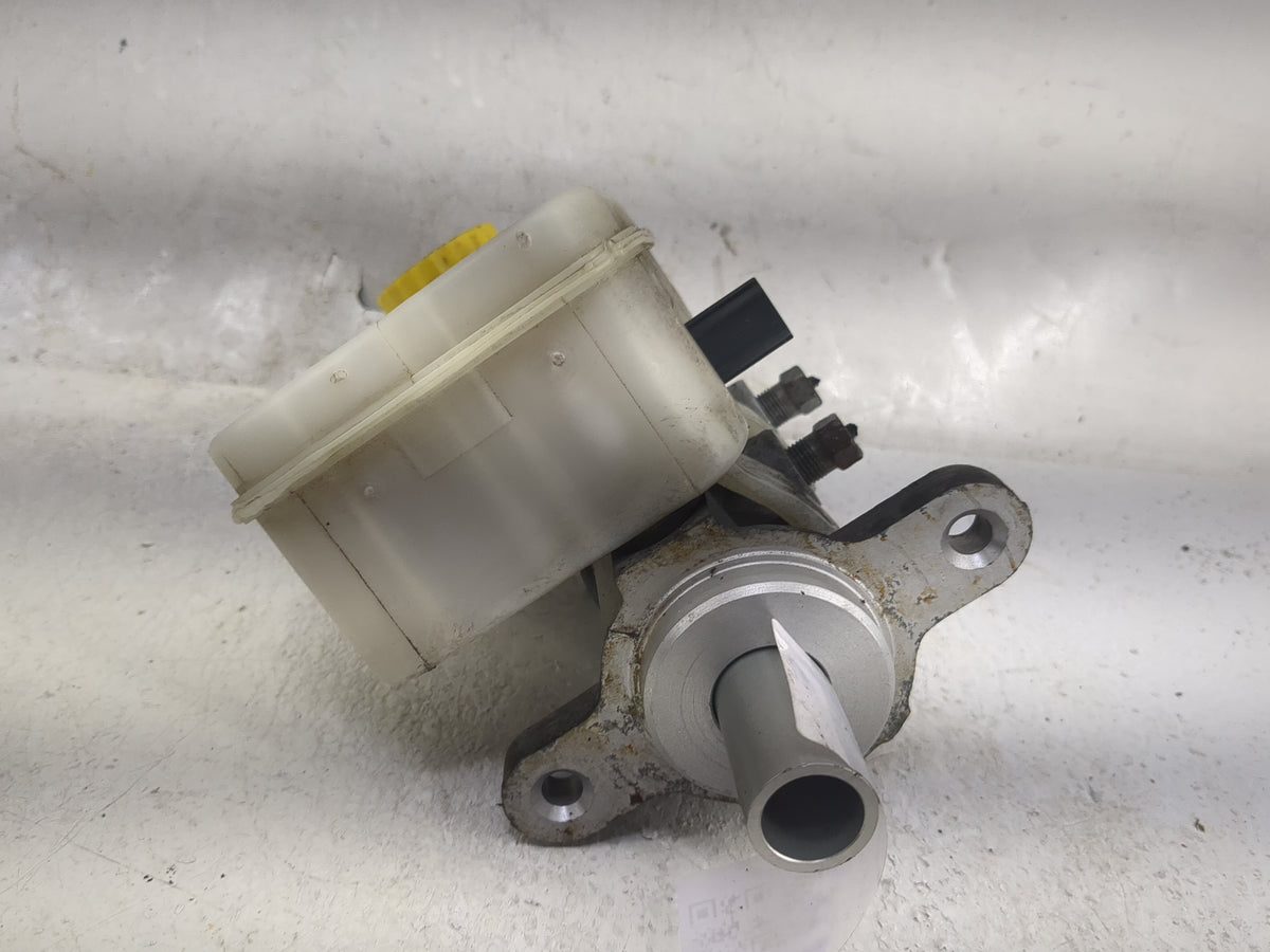 2011-2014 Chrysler 200 Brake Master Cylinder 1497533 - Oemusedautoparts1.com