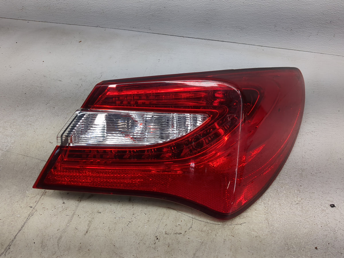 2013 Chrysler 200 Tail Light Assembly Passenger Right OEM P/N:11-6371-00 Fits OEM Used Auto Parts - Oemusedautoparts1.com