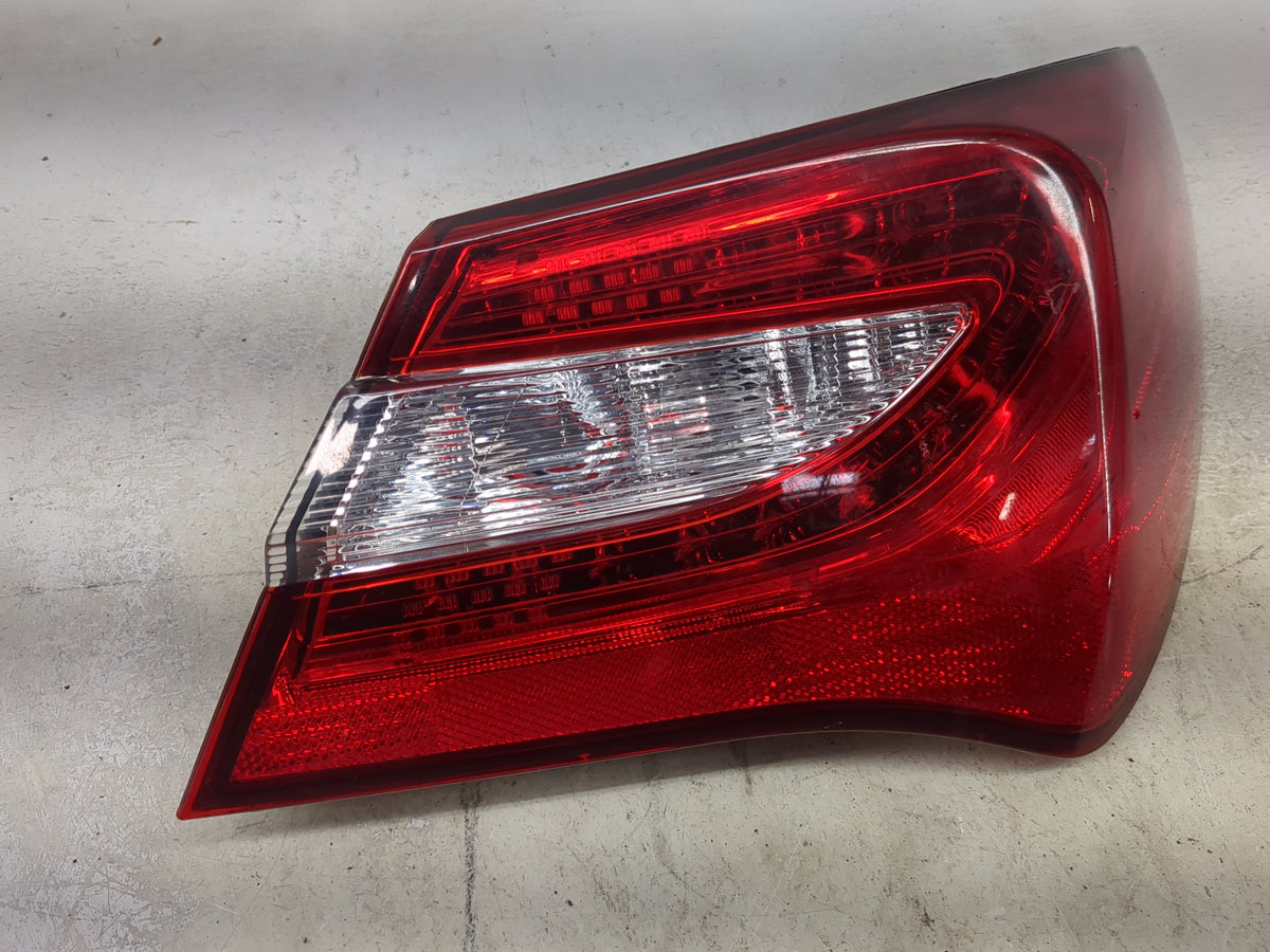 2013 Chrysler 200 Tail Light Assembly Passenger Right OEM P/N:11-6371-00 Fits OEM Used Auto Parts - Oemusedautoparts1.com