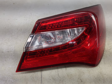 2013 Chrysler 200 Tail Light Assembly Passenger Right OEM P/N:11-6371-00 Fits OEM Used Auto Parts