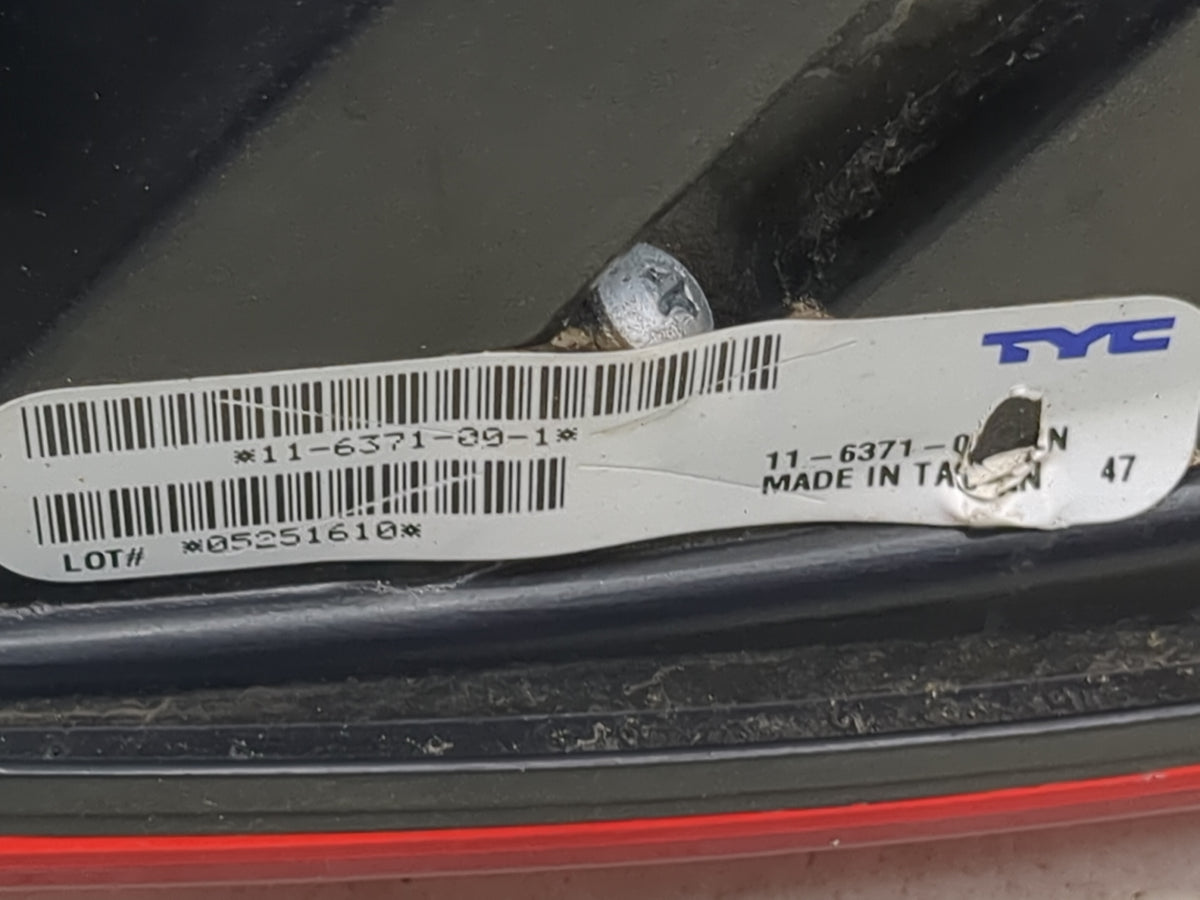2013 Chrysler 200 Tail Light Assembly Passenger Right OEM P/N:11-6371-00 Fits OEM Used Auto Parts - Oemusedautoparts1.com