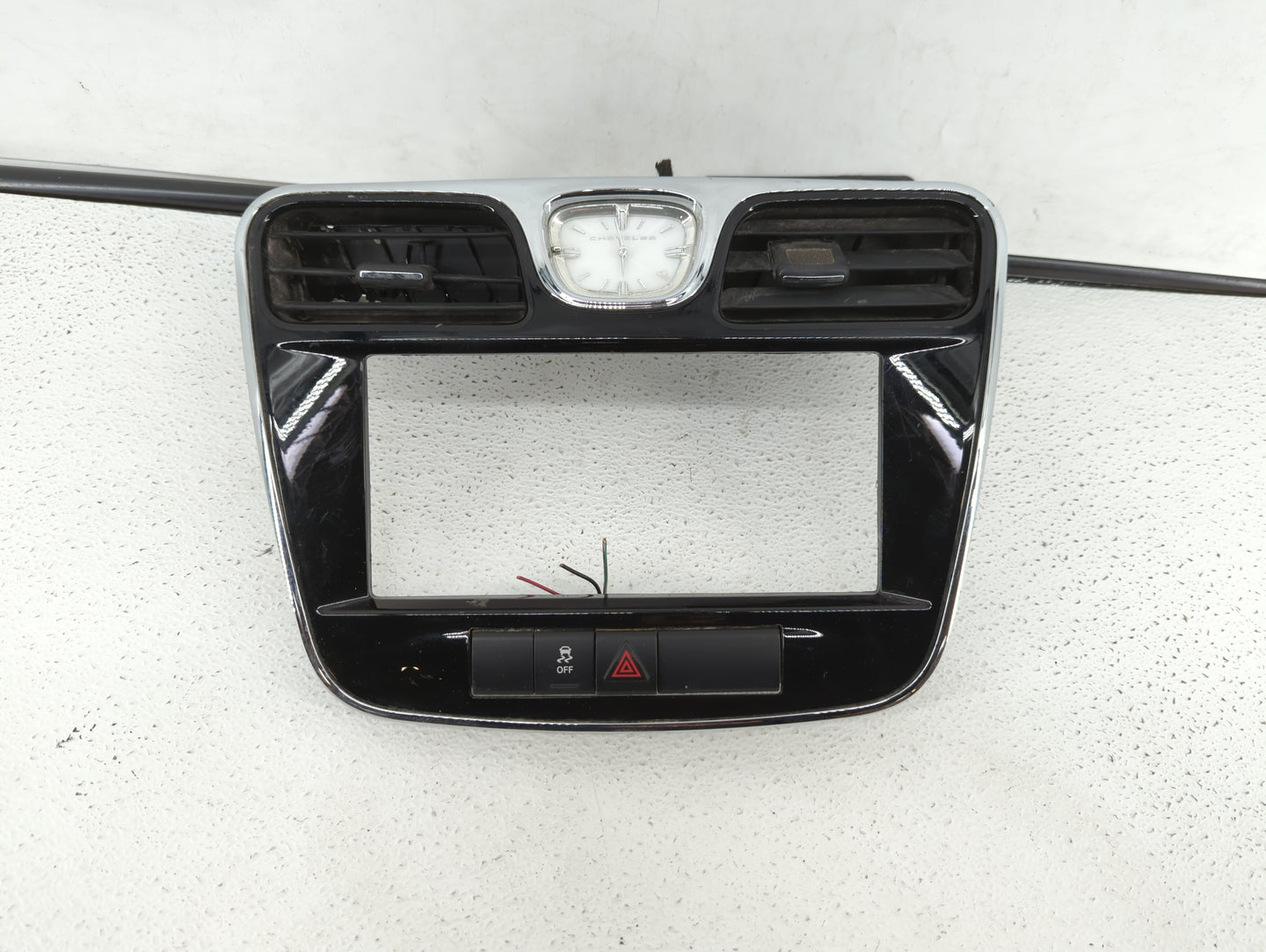 2013 Chrysler 200 Dash Trim Panel Oem 56046491aa - Oemusedautoparts1.com