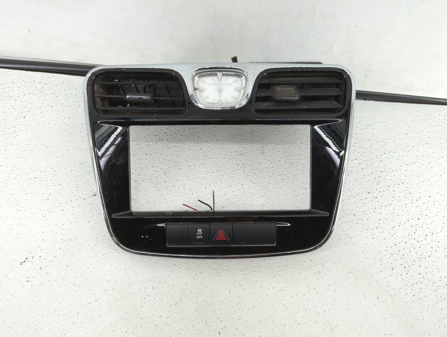 2013 Chrysler 200 Dash Trim Panel Oem 56046491aa - Oemusedautoparts1.com