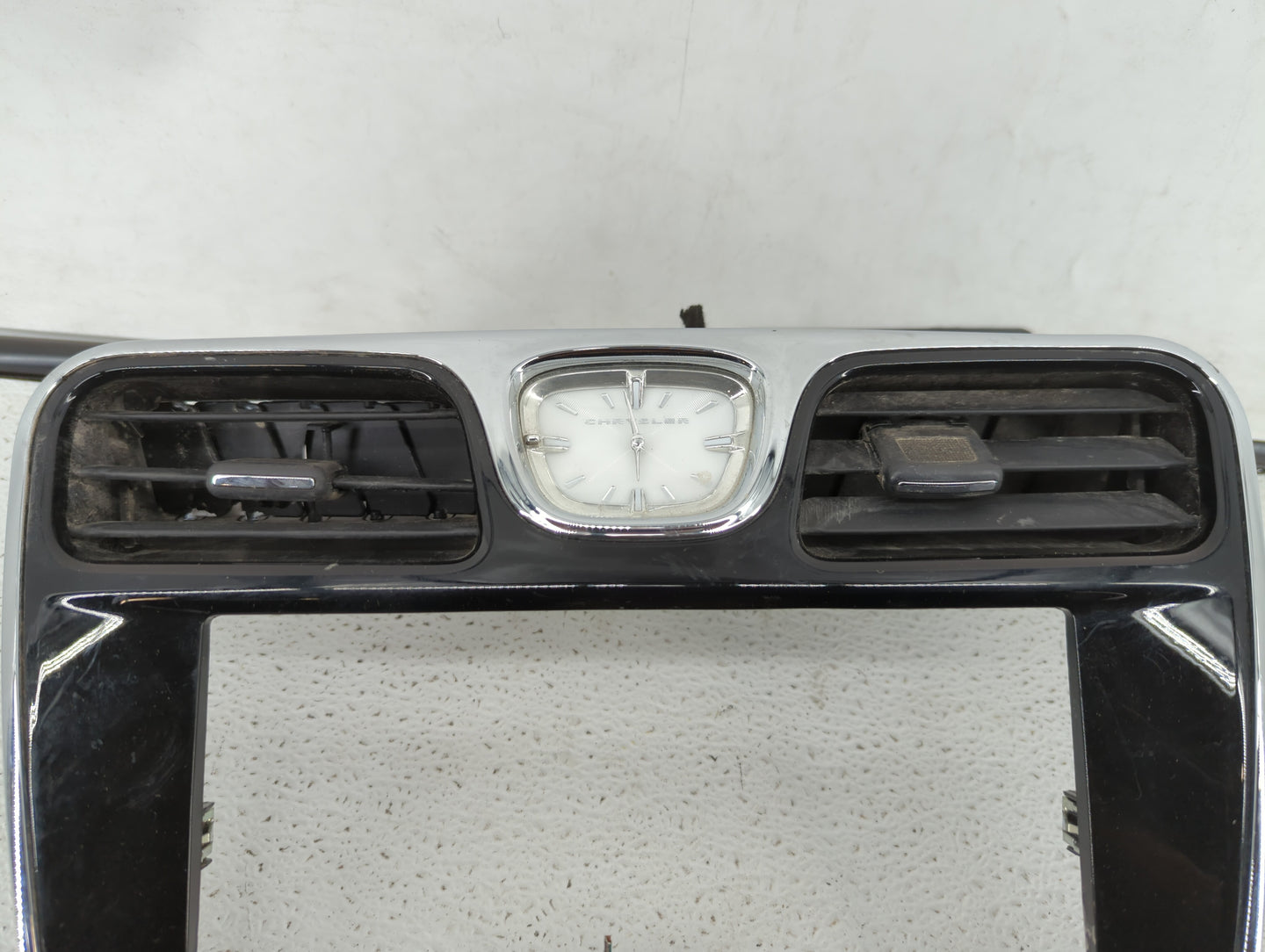 2013 Chrysler 200 Dash Trim Panel Oem 56046491aa - Oemusedautoparts1.com