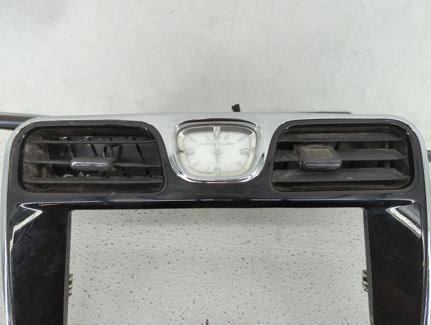 2013 Chrysler 200 Dash Trim Panel Oem 56046491aa - Oemusedautoparts1.com