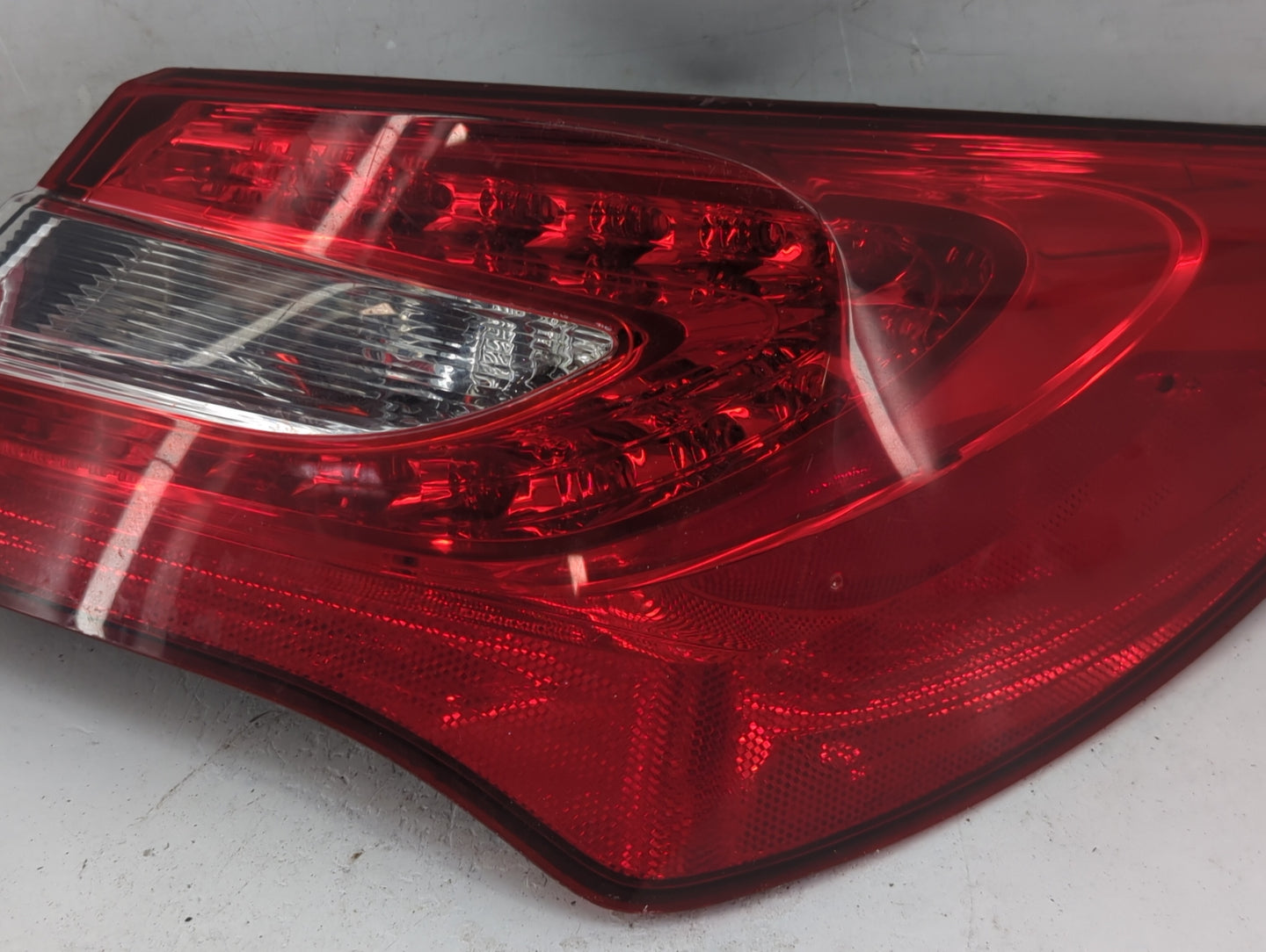 2011-2014 Chrysler 200 Tail Light Assembly Passenger Right OEM Fits Fits 2011 2012 2013 2014 OEM Used Auto Parts - Oemusedau
